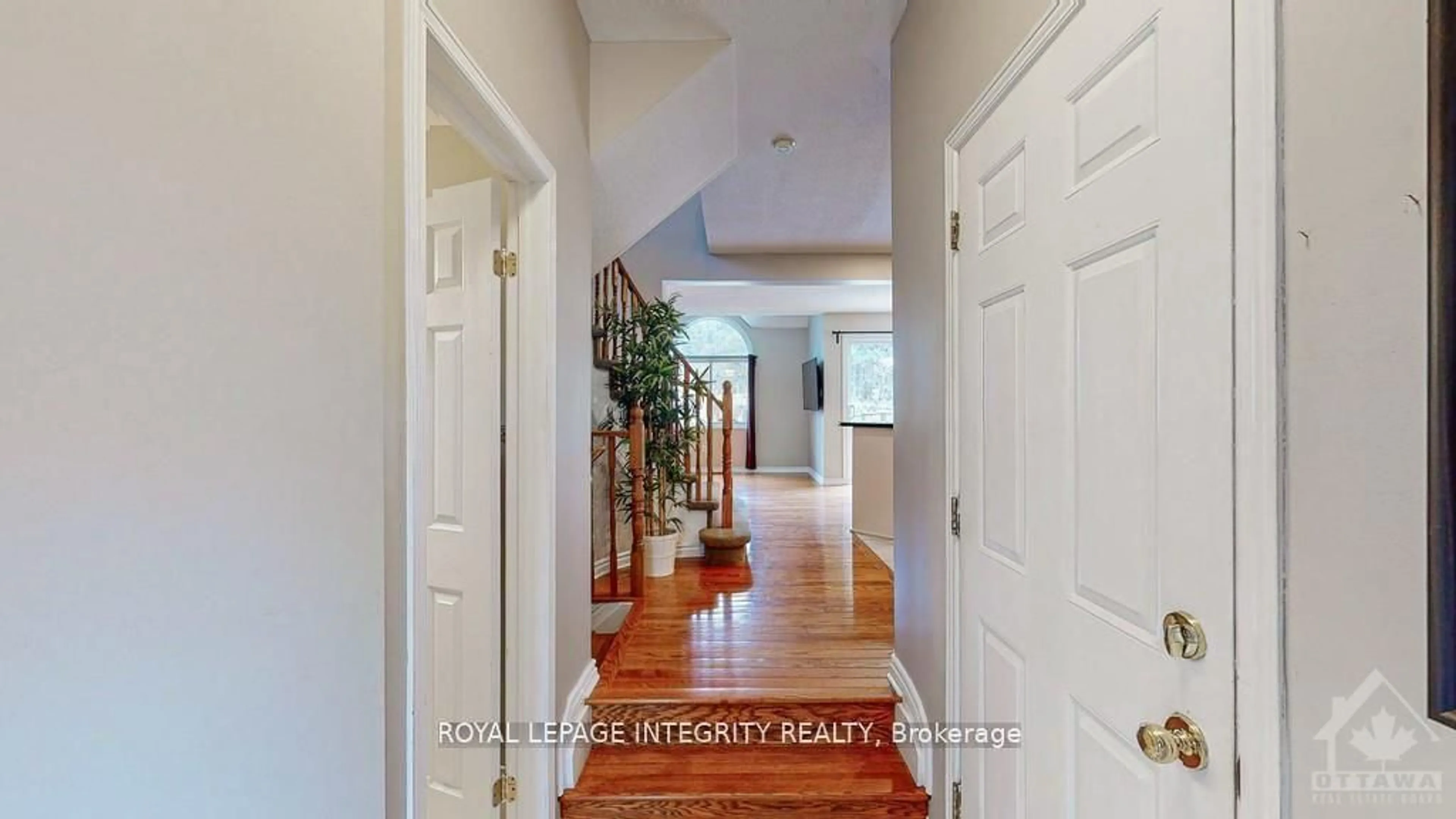 Indoor entryway for 106 Blackdome Cres, Ottawa Ontario K2T 1B1