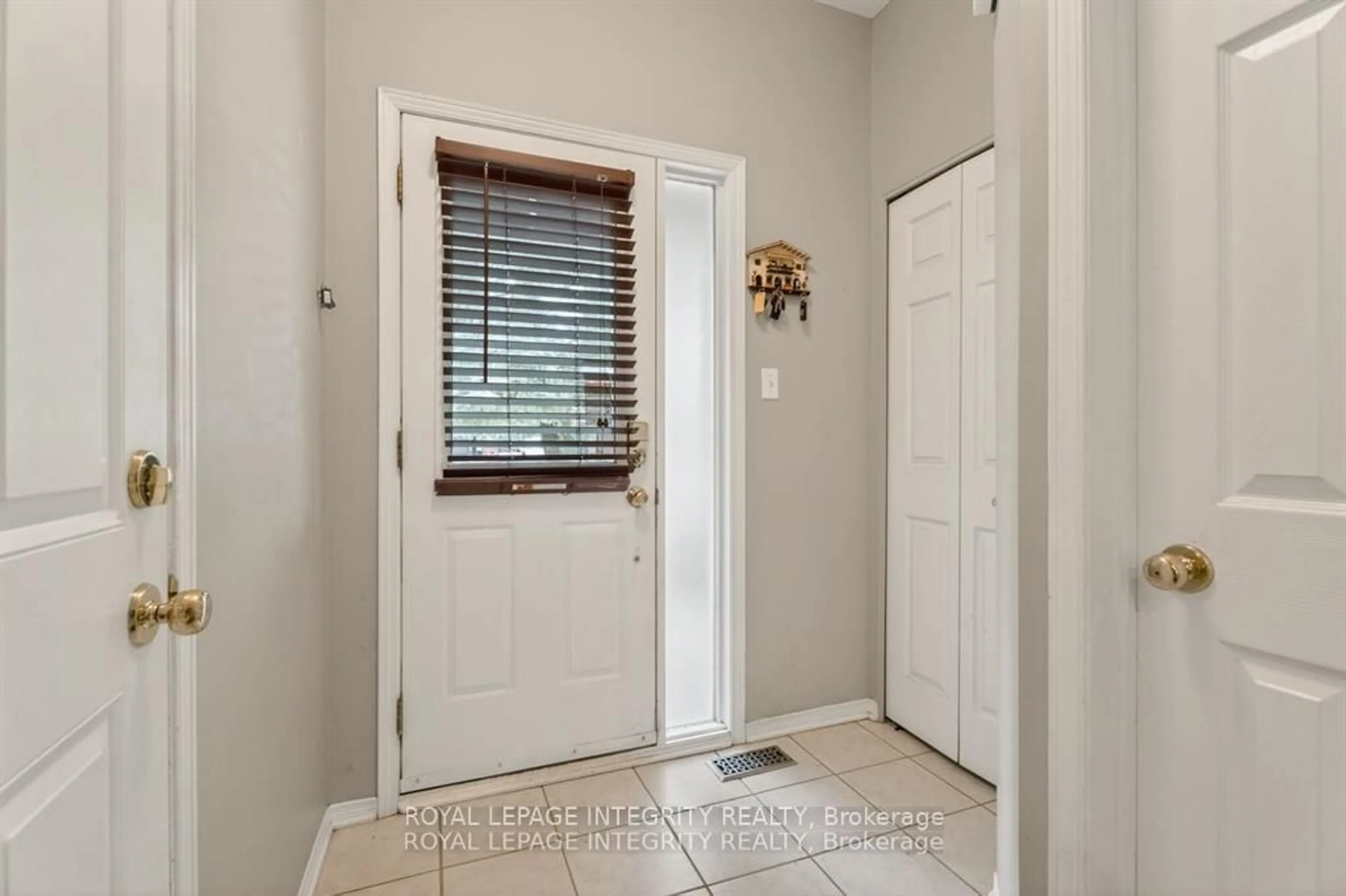 Indoor entryway for 106 Blackdome Cres, Ottawa Ontario K2T 1B1