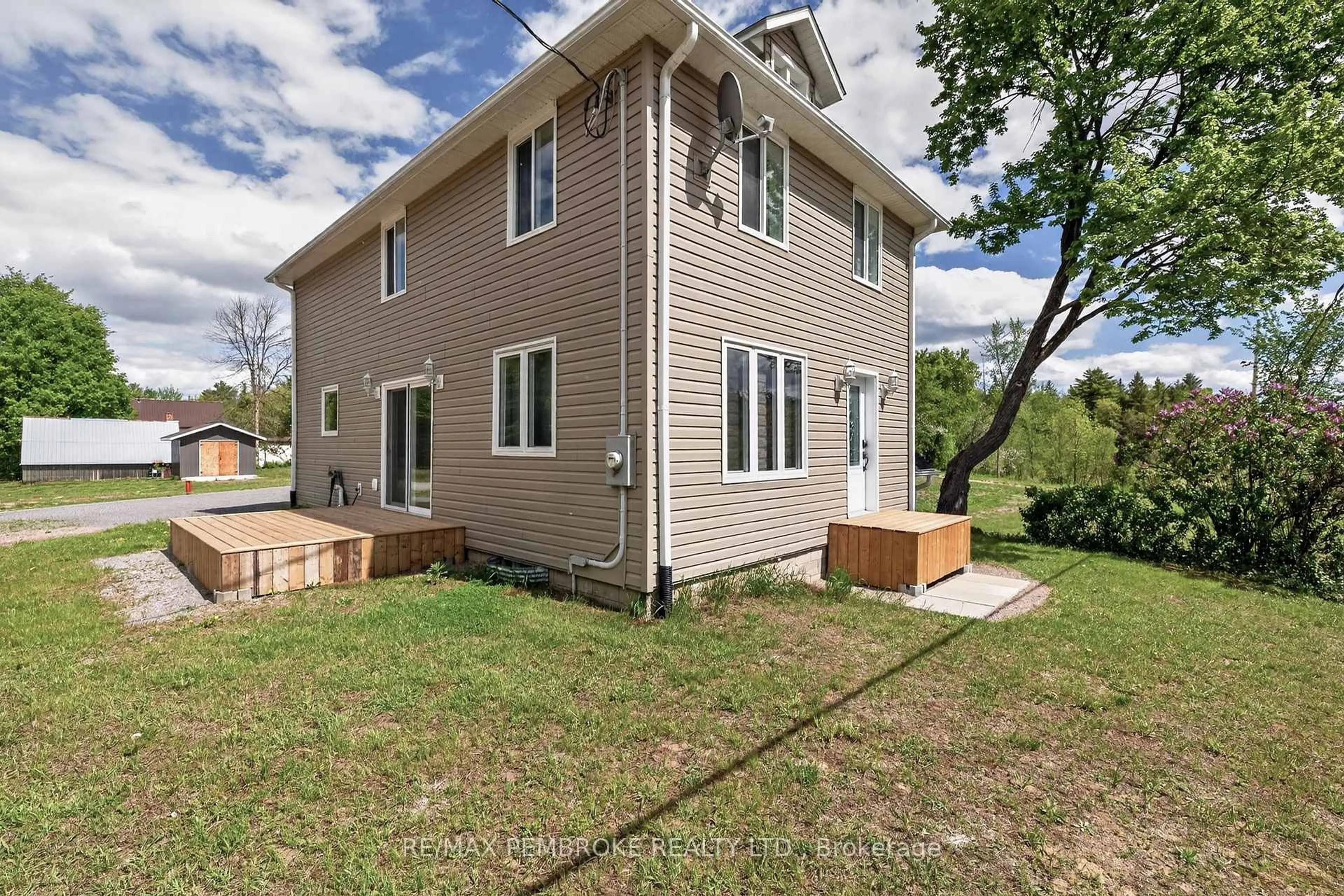 Home with vinyl exterior material, building for 387 SELL Rd, Pembroke Ontario K8A 6W4