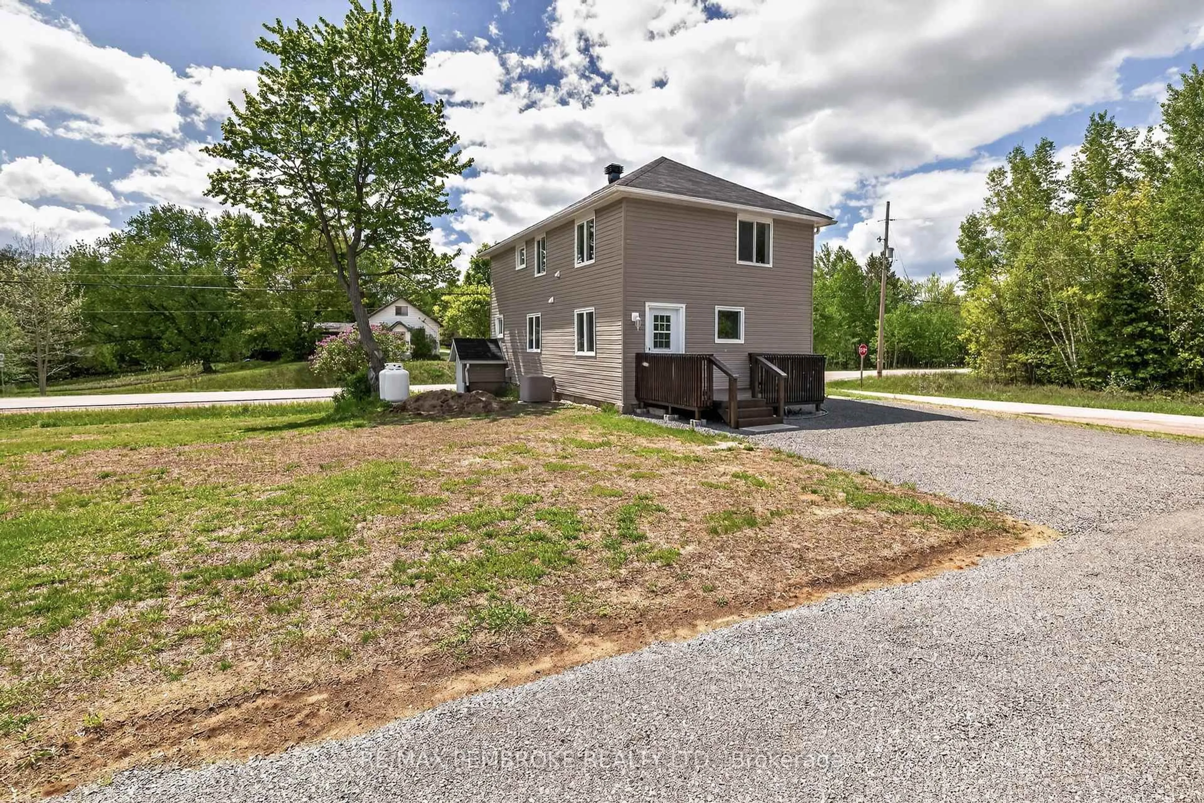 A pic from outside/outdoor area/front of a property/back of a property/a pic from drone, street for 387 SELL Rd, Pembroke Ontario K8A 6W4
