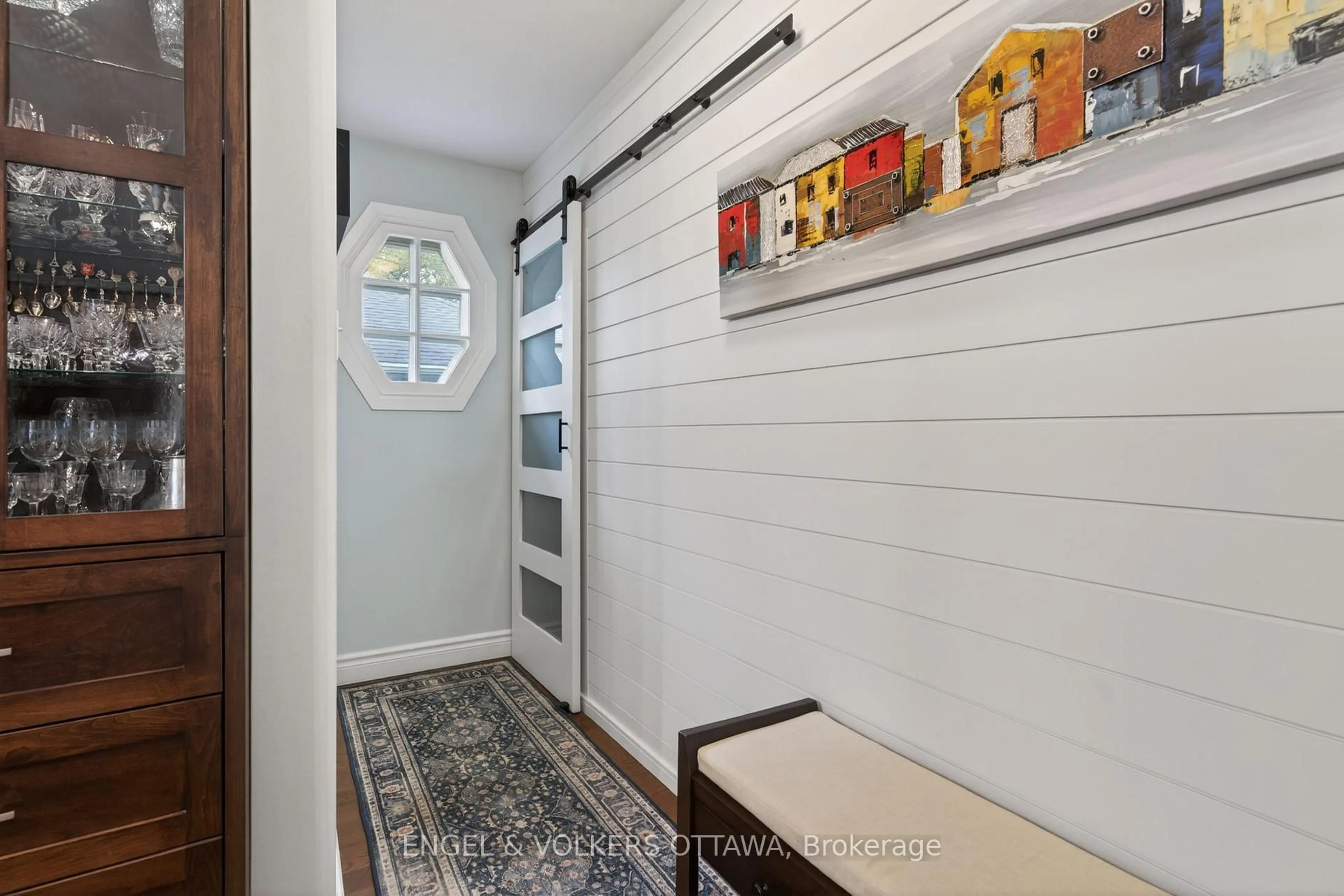Indoor entryway for 137 Rachael Ave, Ottawa Ontario K1H 6C5