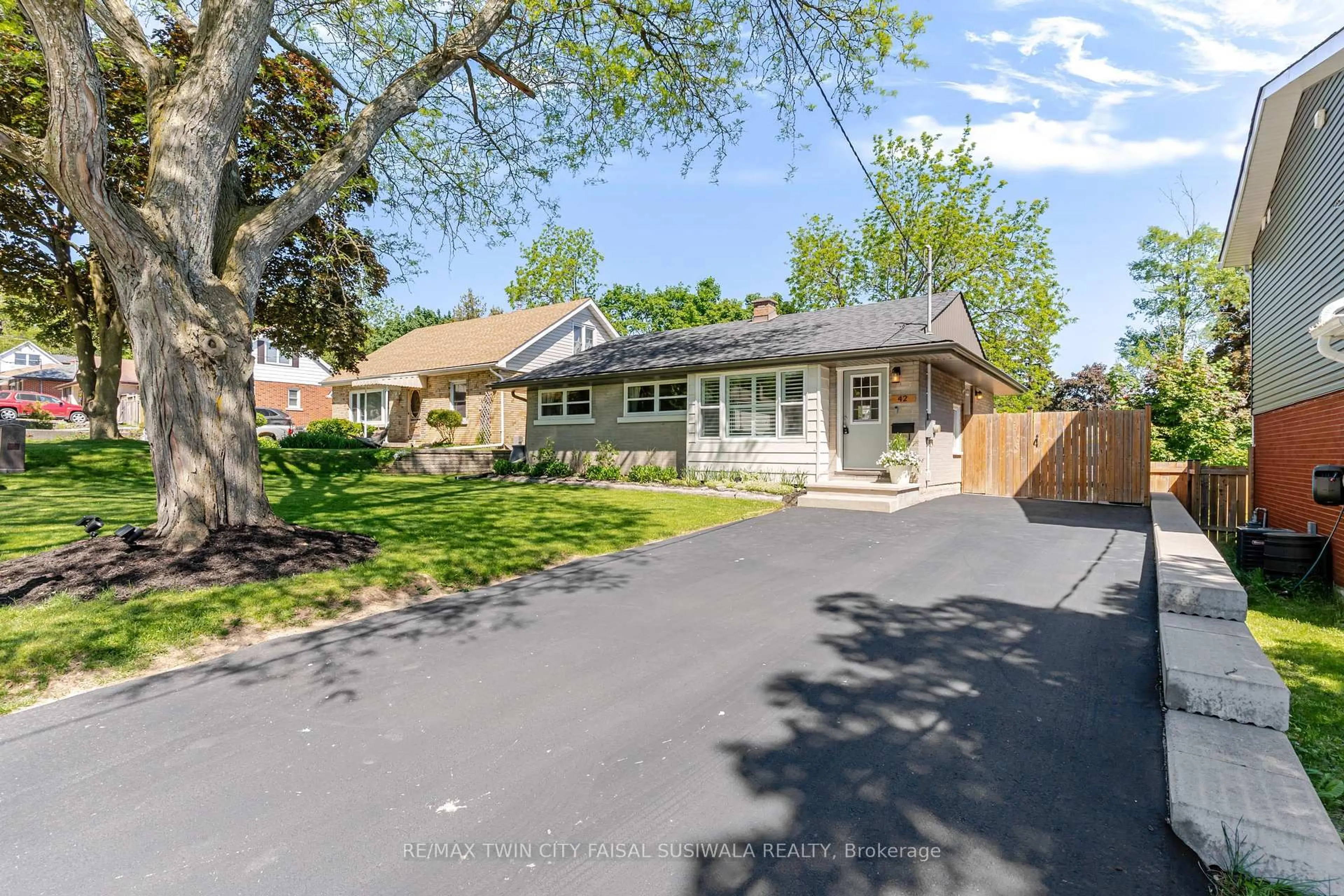 A pic from outside/outdoor area/front of a property/back of a property/a pic from drone, street for 42 Fourth Ave, Cambridge Ontario N1S 2E1