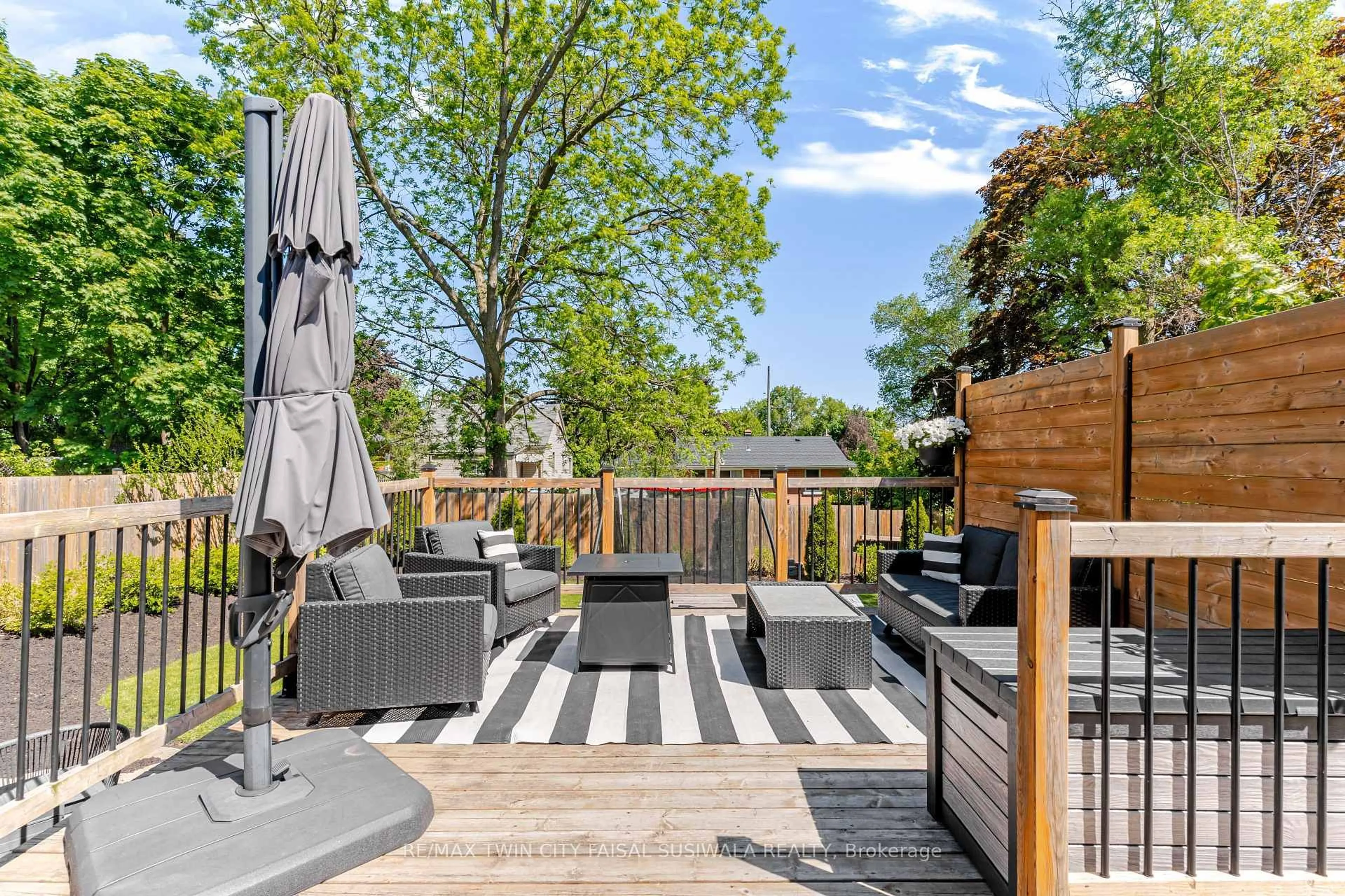 Patio, street for 42 Fourth Ave, Cambridge Ontario N1S 2E1