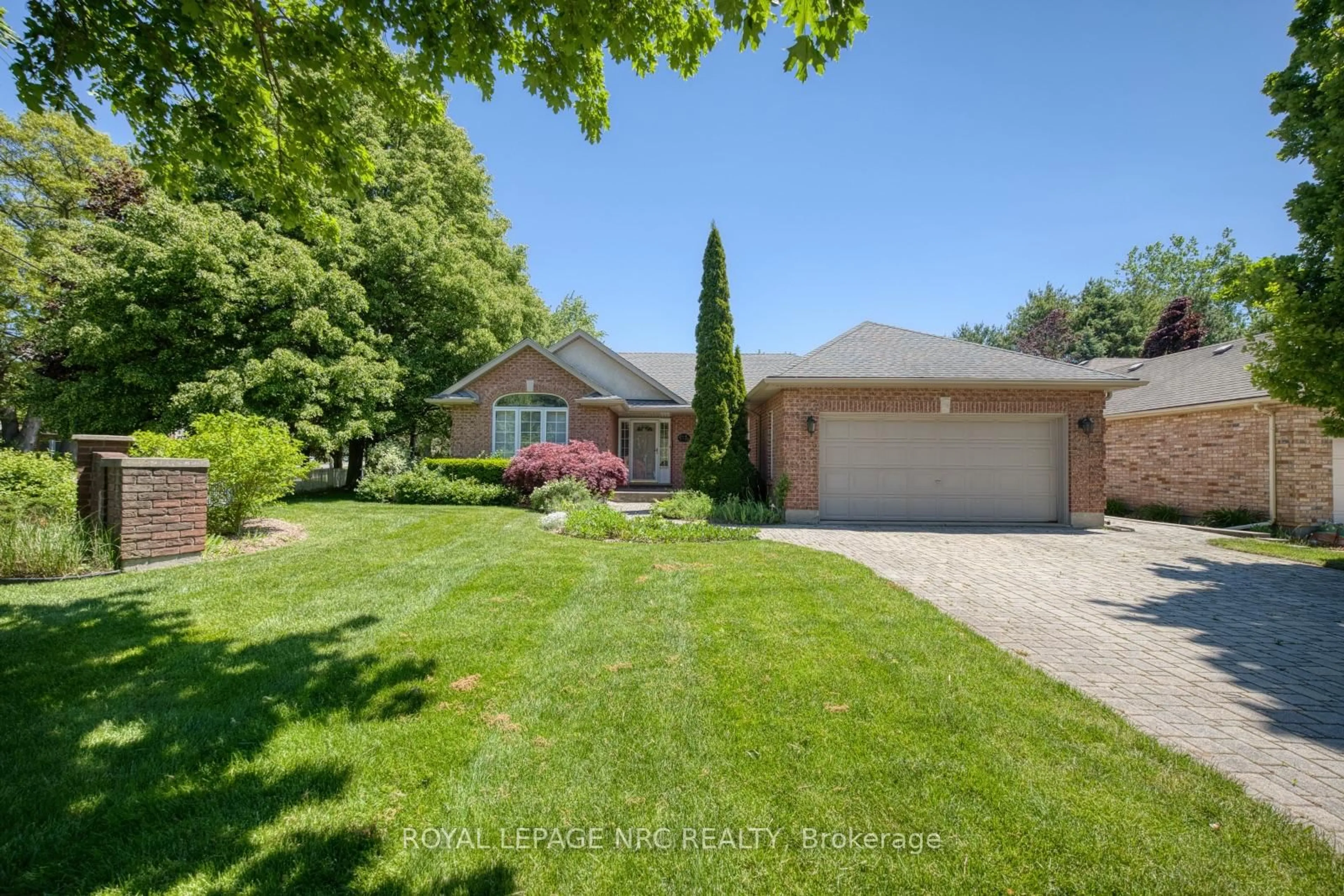 A pic from outside/outdoor area/front of a property/back of a property/a pic from drone, street for 39 Oakridge Blvd, Pelham Ontario L0S 1E5