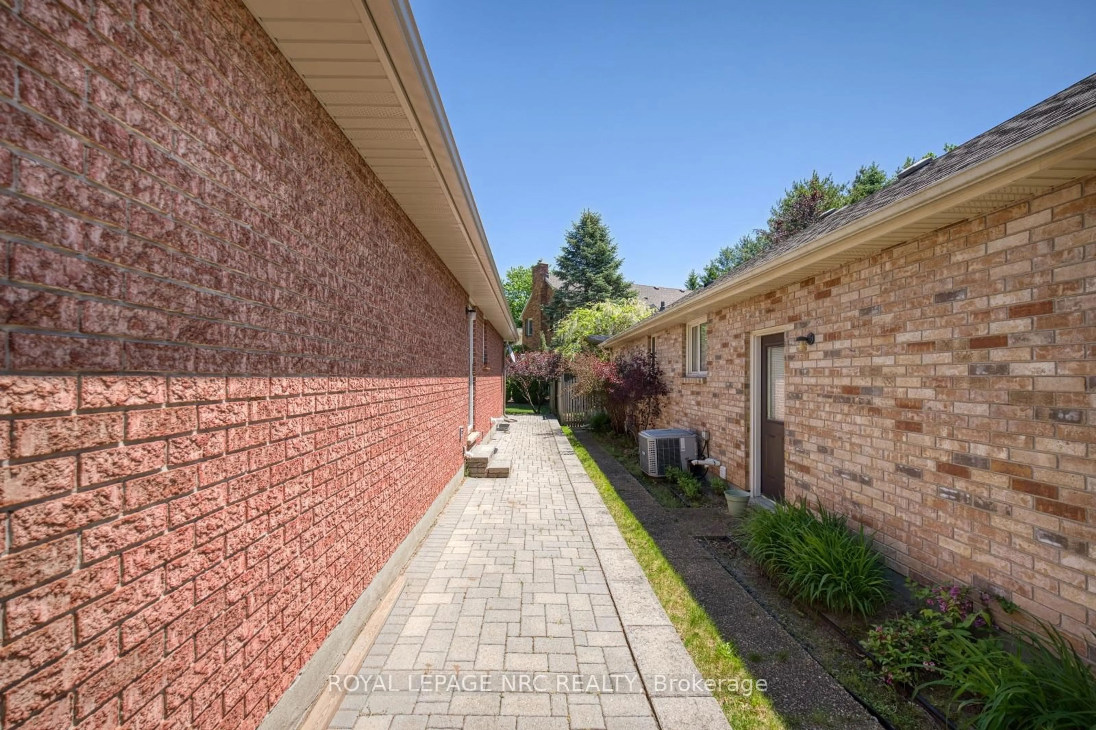 Home with brick exterior material, street for 39 Oakridge Blvd, Pelham Ontario L0S 1E5