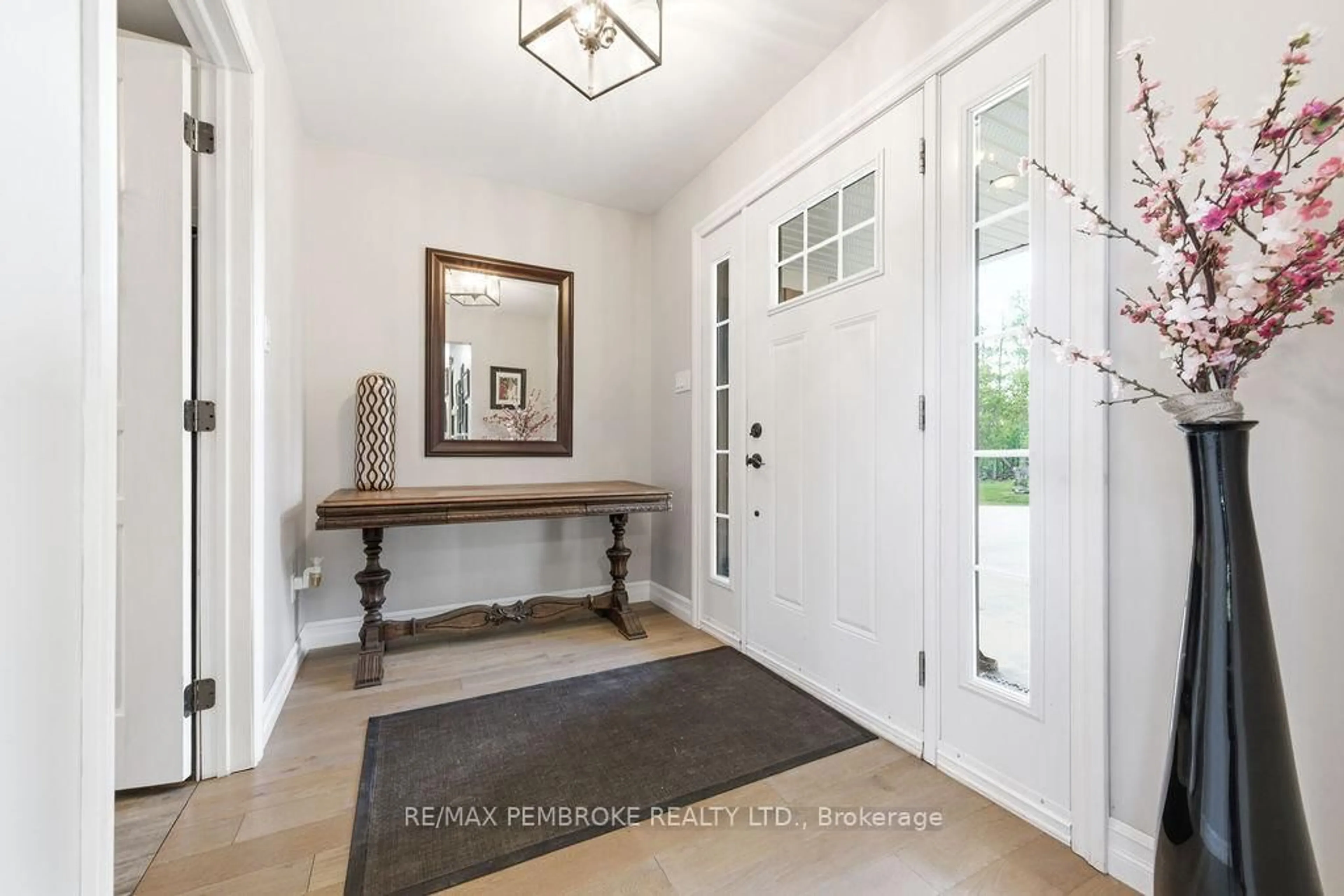 Indoor entryway for 263 Walsh's Rd, Pembroke Ontario K8A 6W4