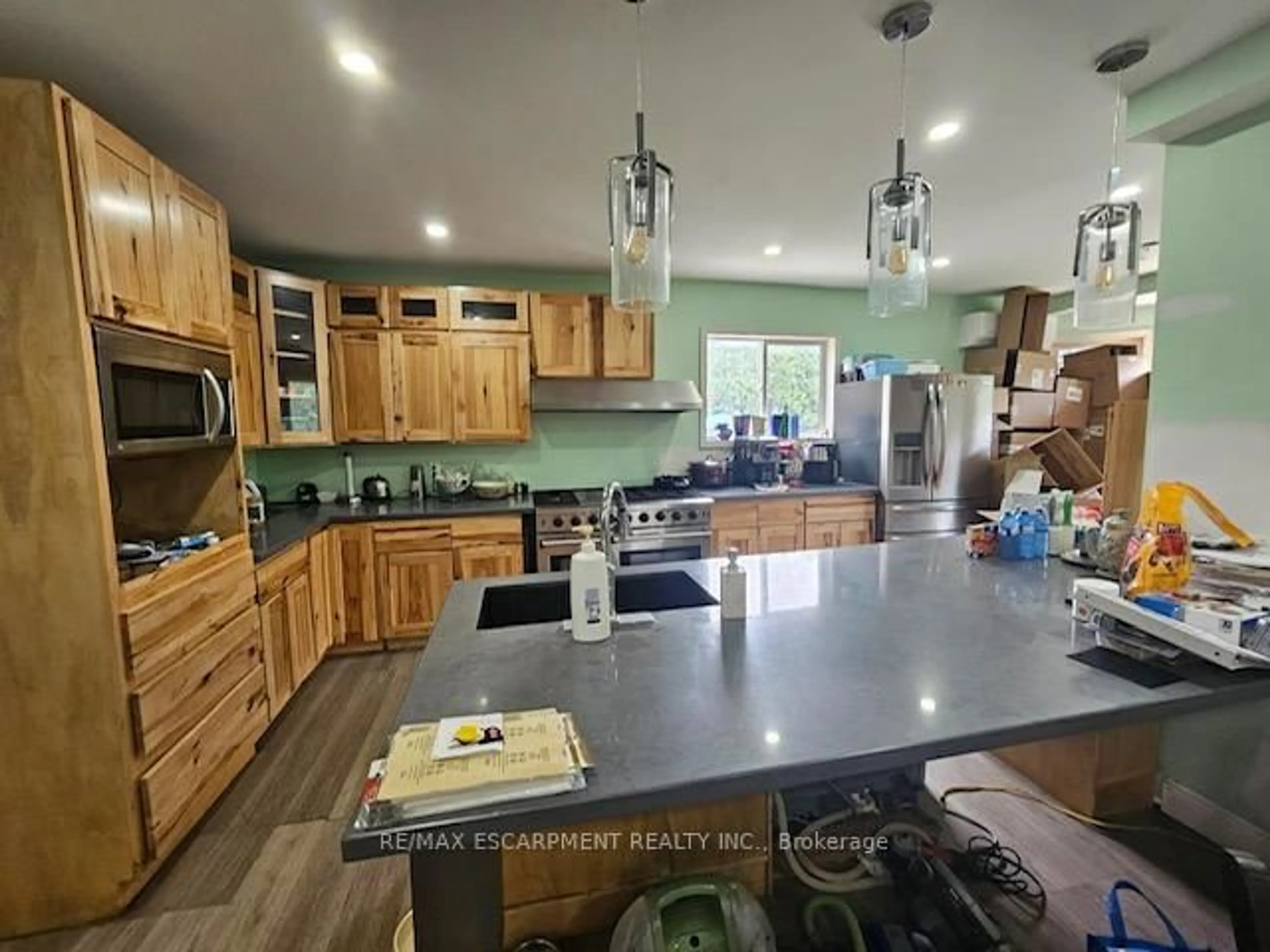 Open concept kitchen, ceramic/tile floor for 93 HOWARD Ave, Hamilton Ontario L9A 2W4