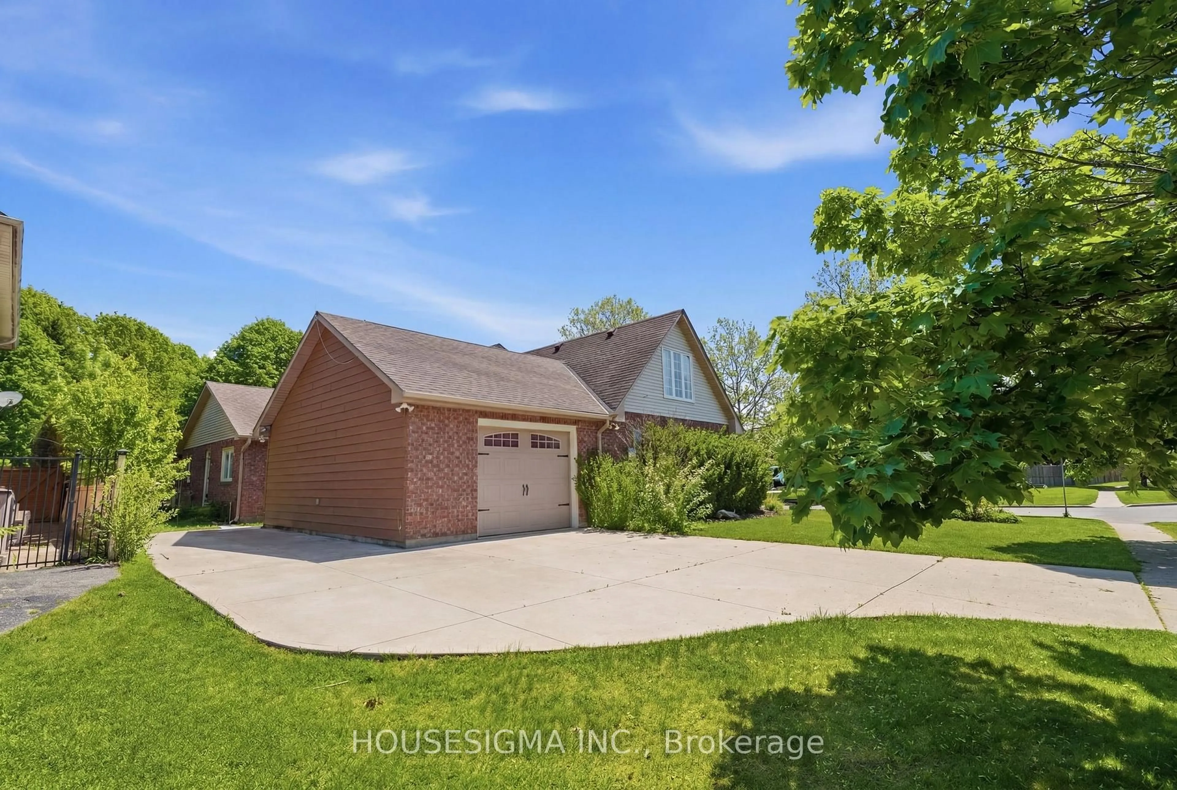A pic from outside/outdoor area/front of a property/back of a property/a pic from drone, unknown for 1 Newport Lane, Norfolk Ontario N0A 1N7