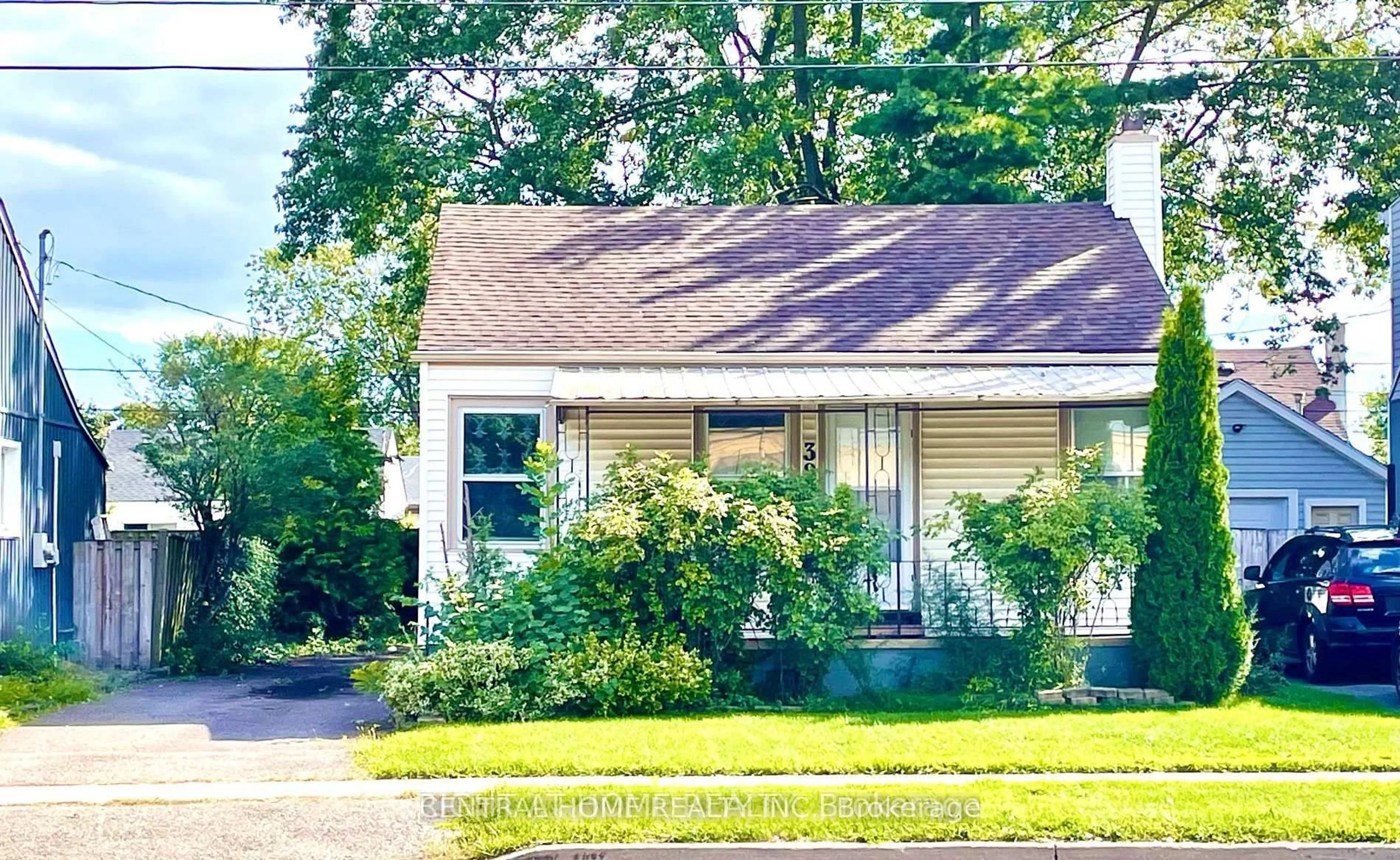 Home with vinyl exterior material, street for 389 Lincoln St, Welland Ontario L3B 4N6