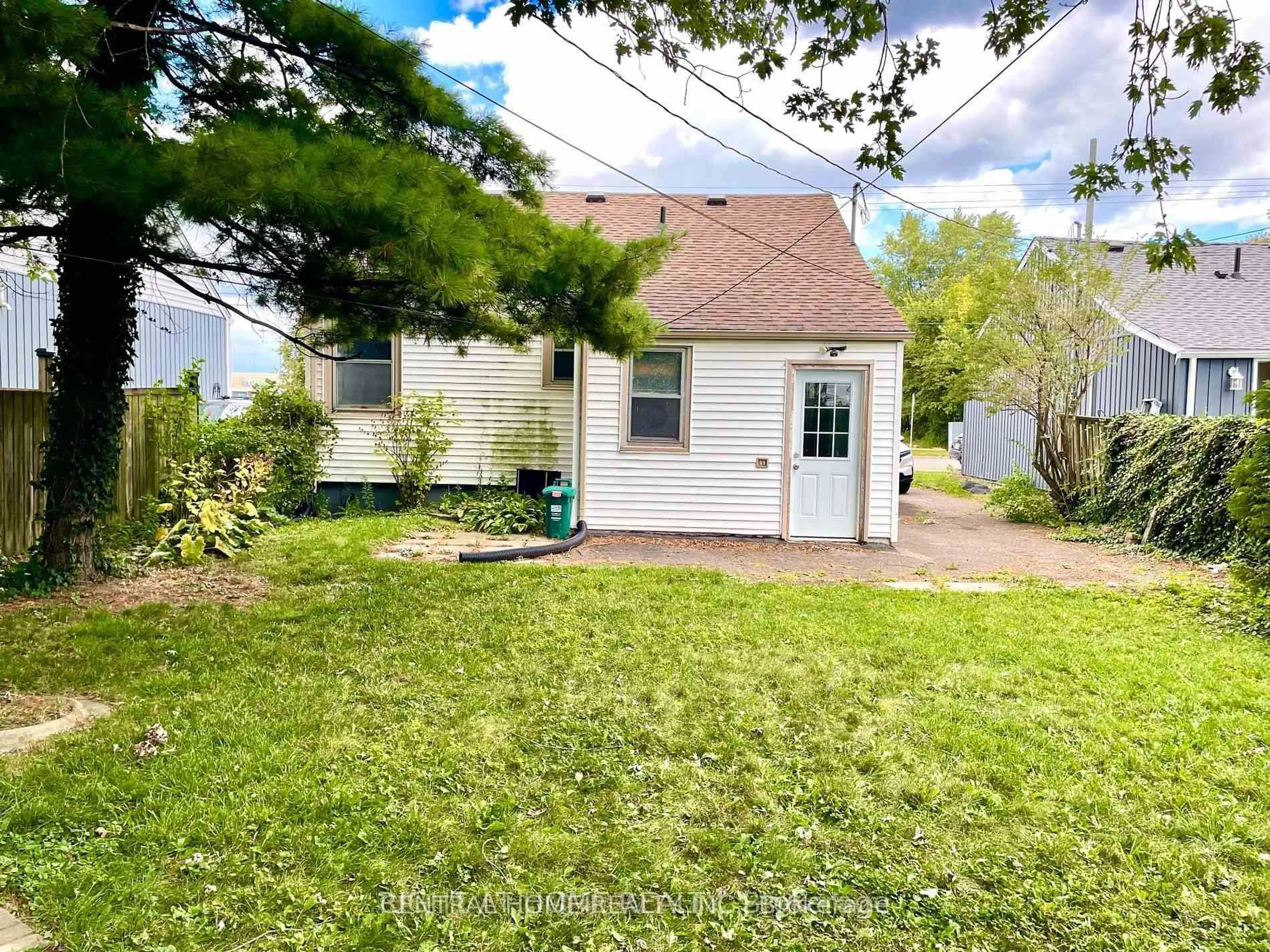 A pic from outside/outdoor area/front of a property/back of a property/a pic from drone, street for 389 Lincoln St, Welland Ontario L3B 4N6