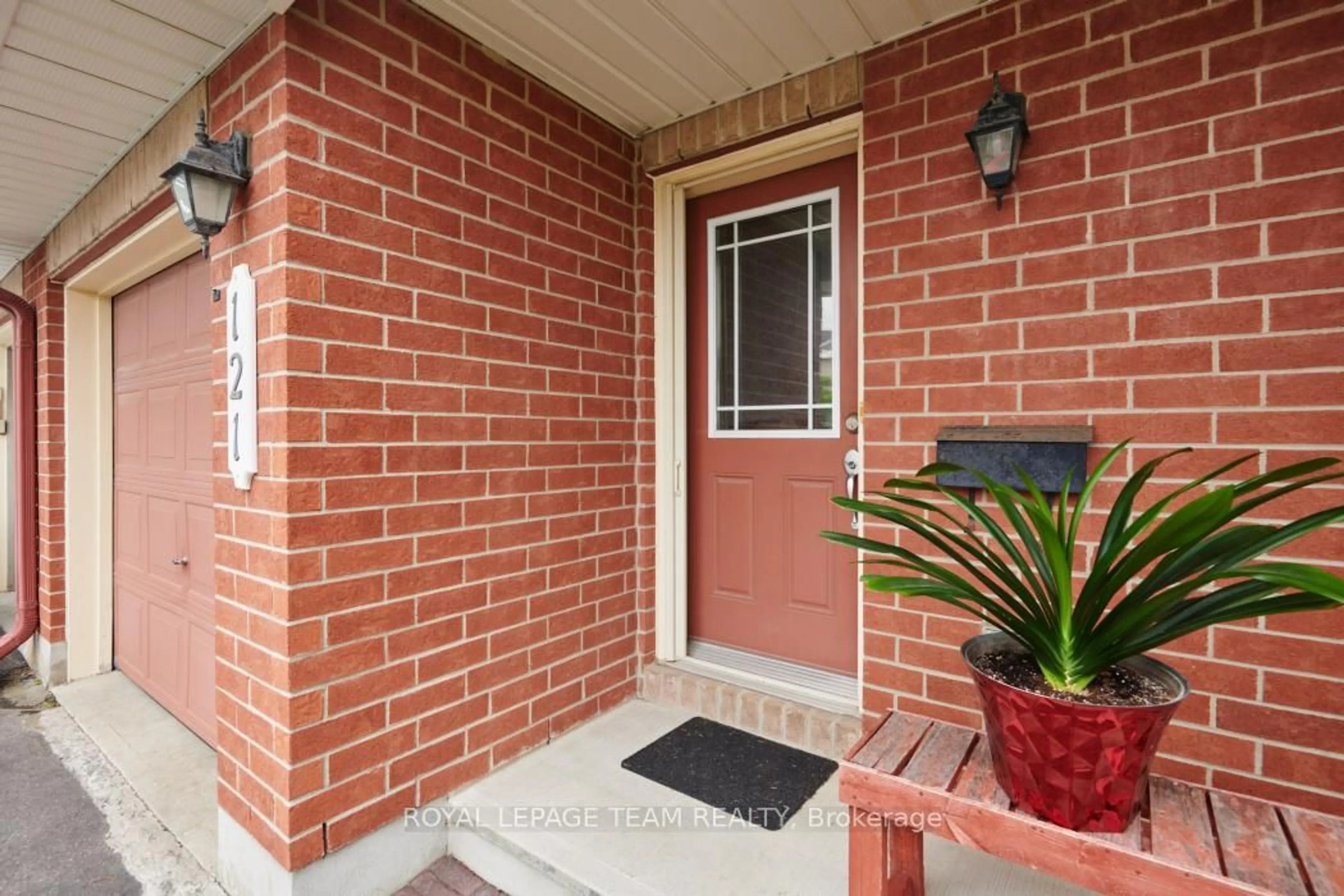 Indoor entryway for 121 Sorento St, Ottawa Ontario K2J 0B1