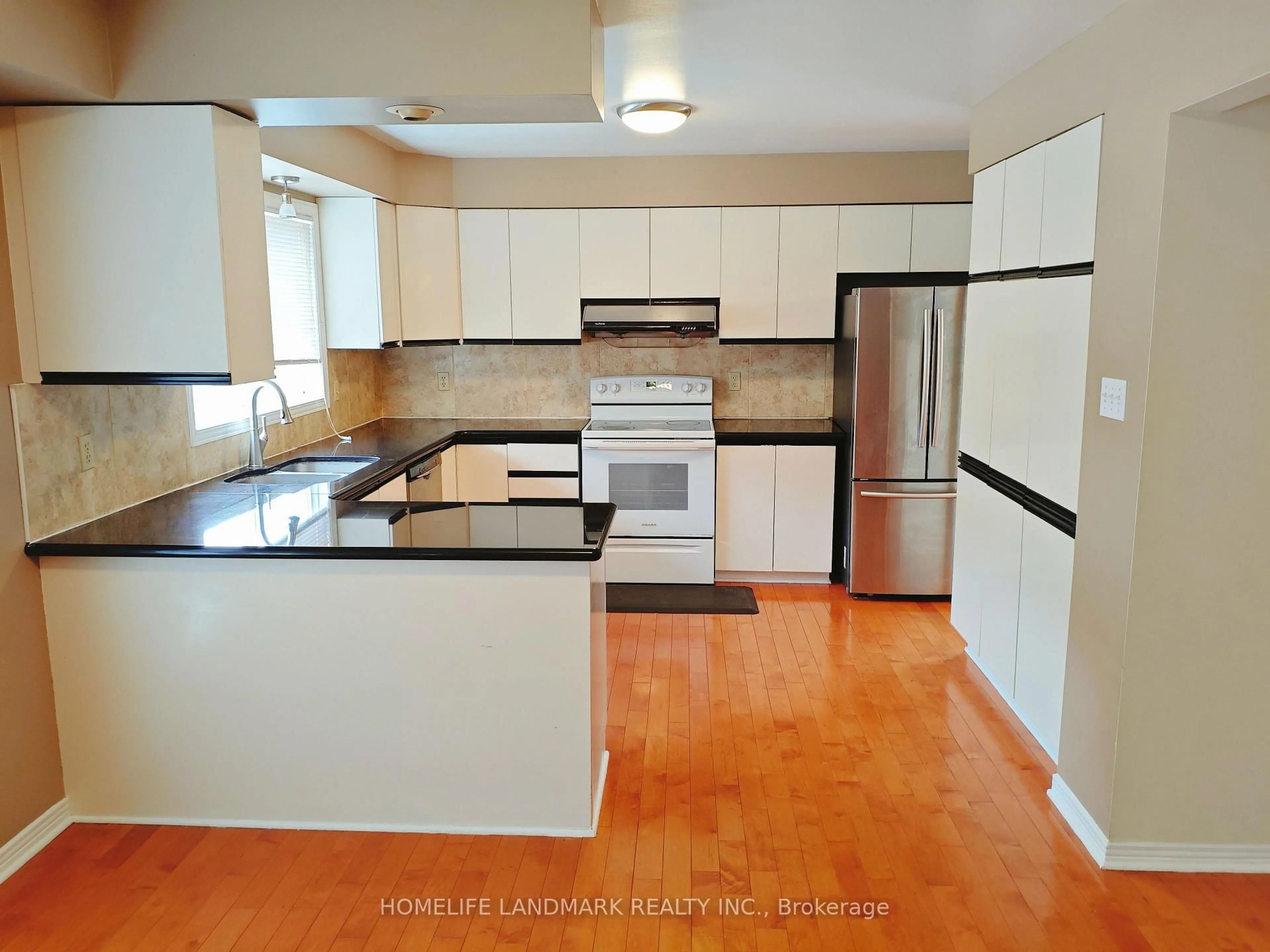 Standard kitchen, wood/laminate floor for 8 Opal Lane, Barrhaven Ontario K2J 2V7