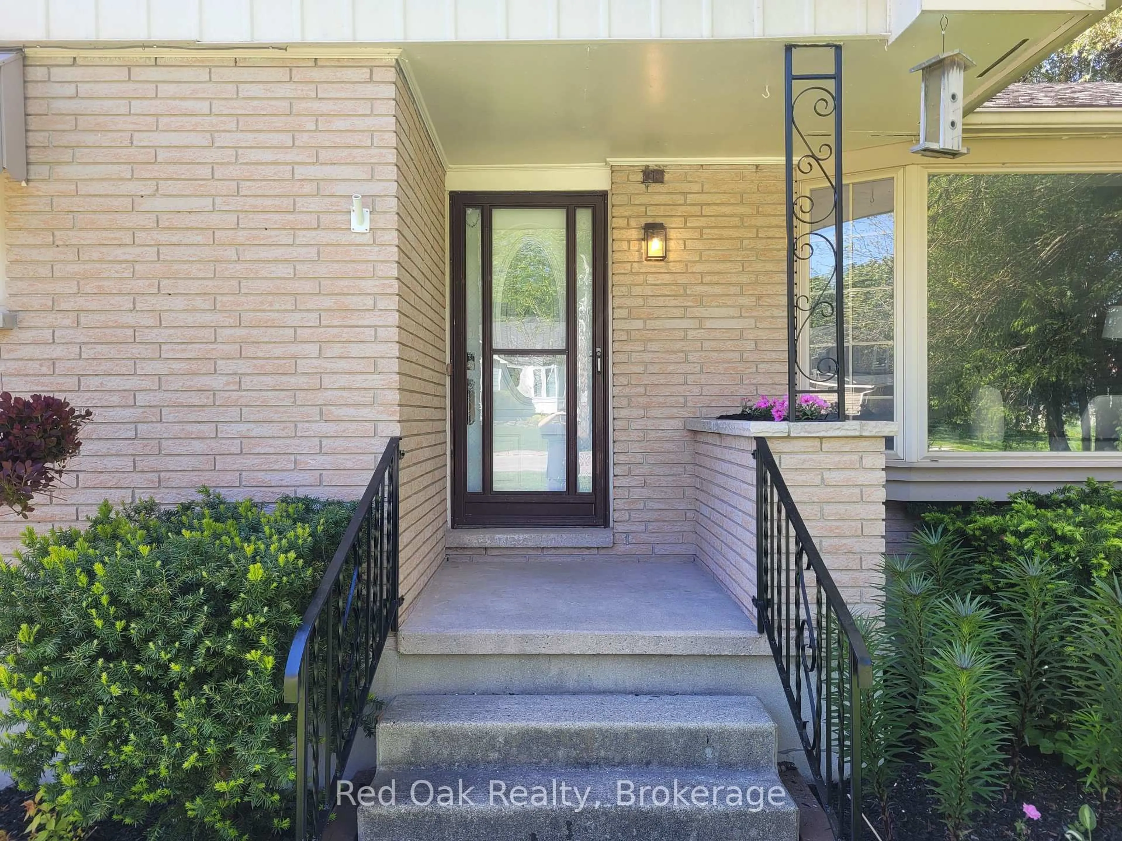 Indoor entryway for 1040 Huron Terr, Kincardine Ontario N2Z 1E5