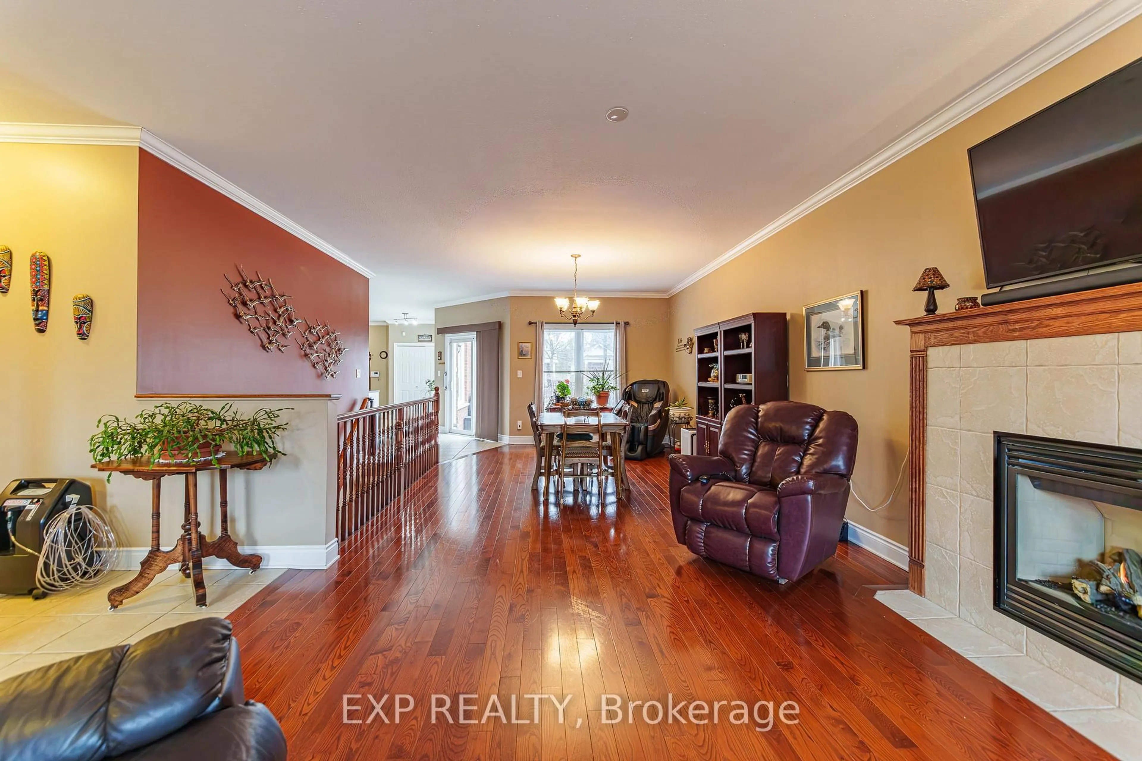 Indoor entryway for 1496 Queensdale Ave, Ottawa Ontario K1T 4G3