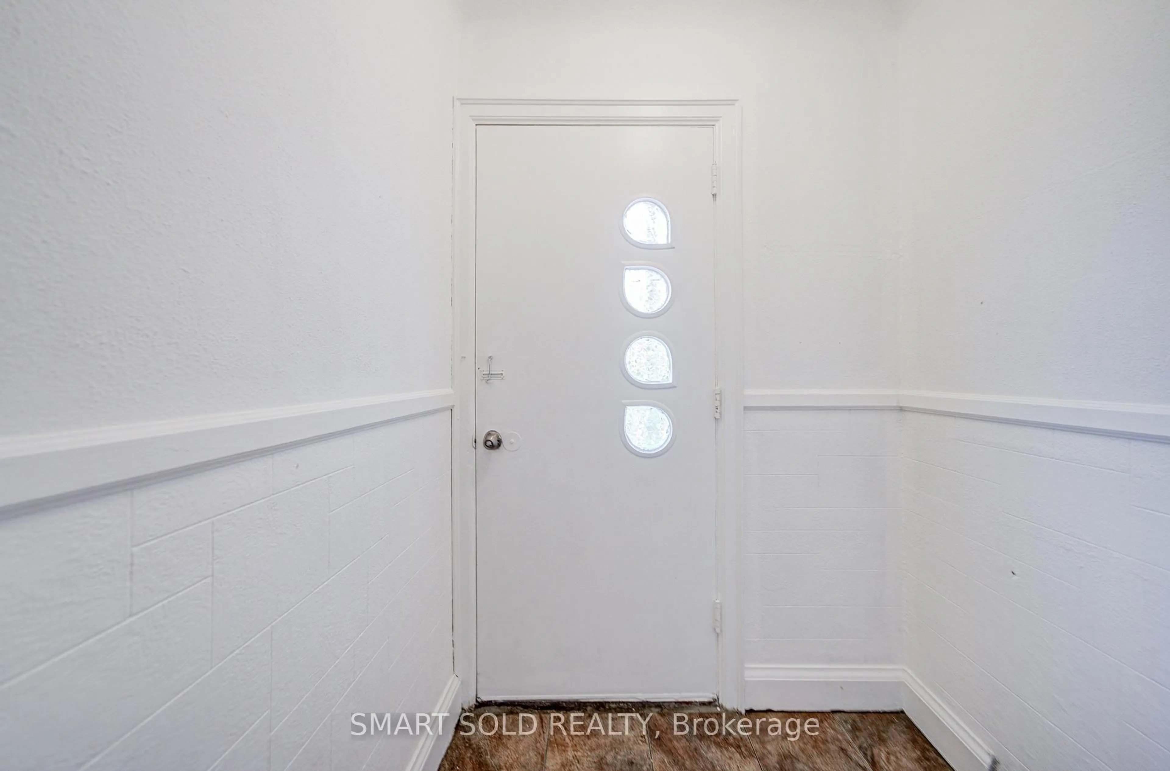 Indoor entryway for 77 Fennell Ave, Hamilton Ontario L9C 1E8