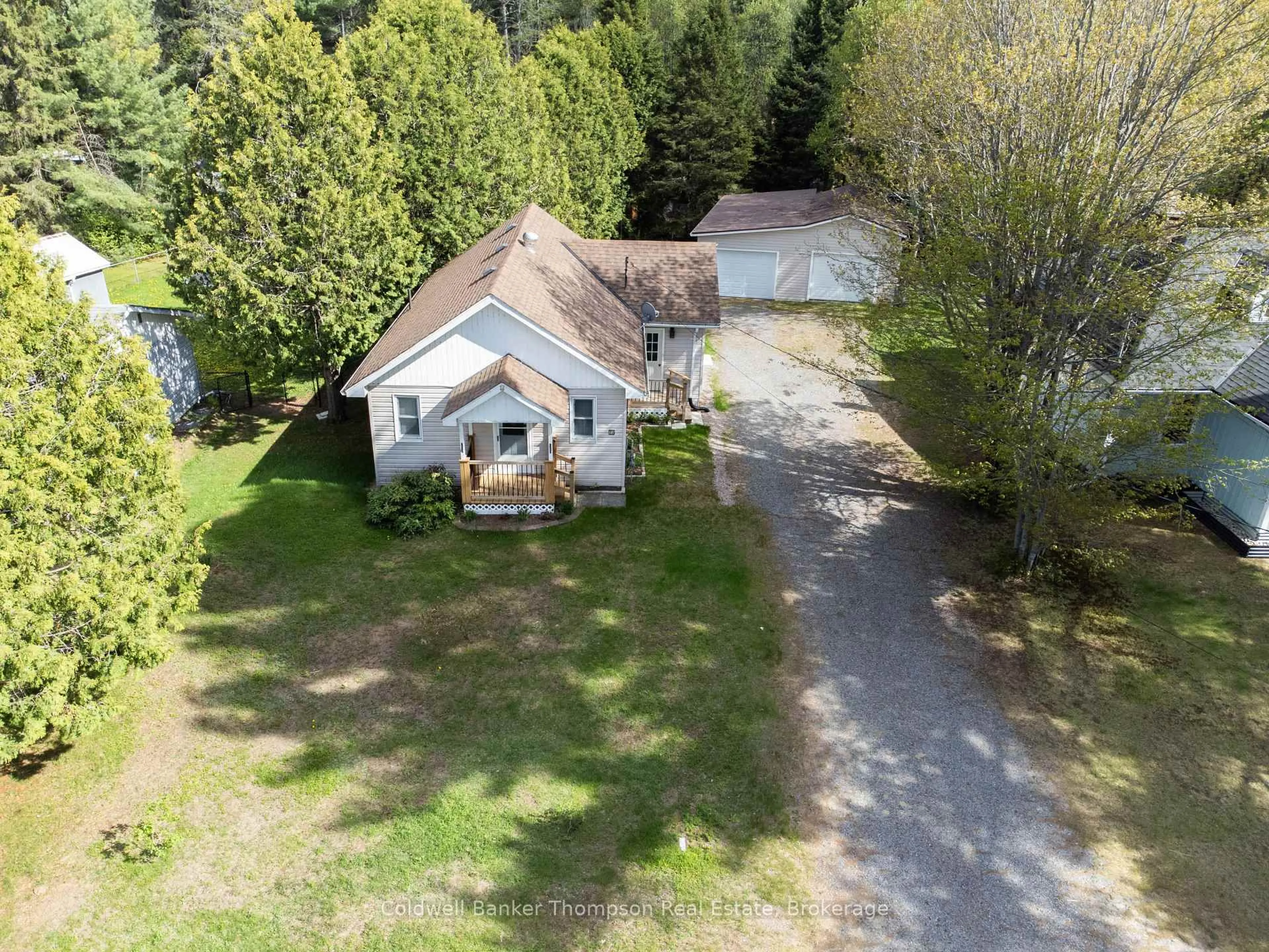 A pic from outside/outdoor area/front of a property/back of a property/a pic from drone, street for 71 Park St, Sundridge Ontario P0A 1Z0