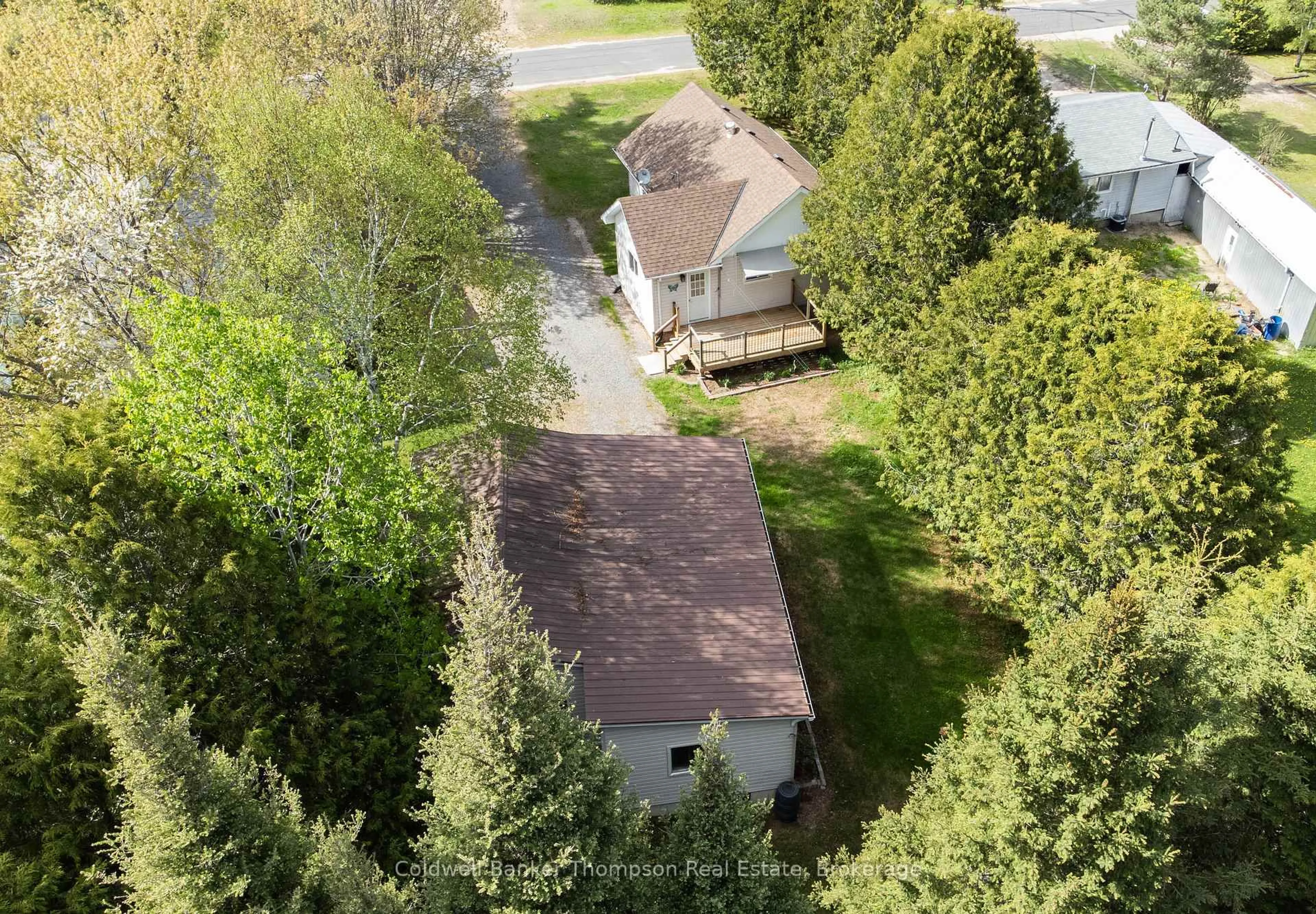 A pic from outside/outdoor area/front of a property/back of a property/a pic from drone, street for 71 Park St, Sundridge Ontario P0A 1Z0