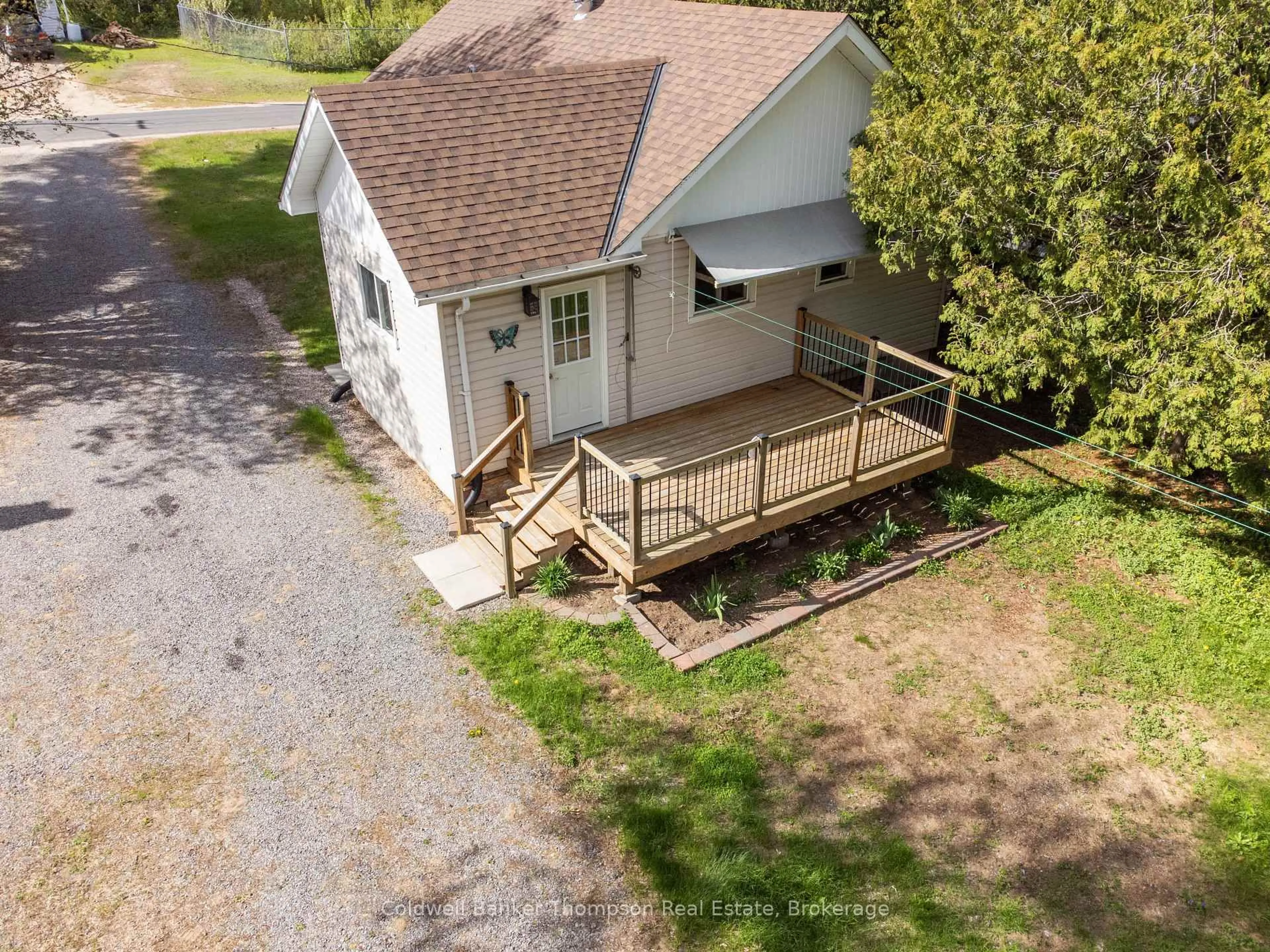 A pic from outside/outdoor area/front of a property/back of a property/a pic from drone, unknown for 71 Park St, Sundridge Ontario P0A 1Z0
