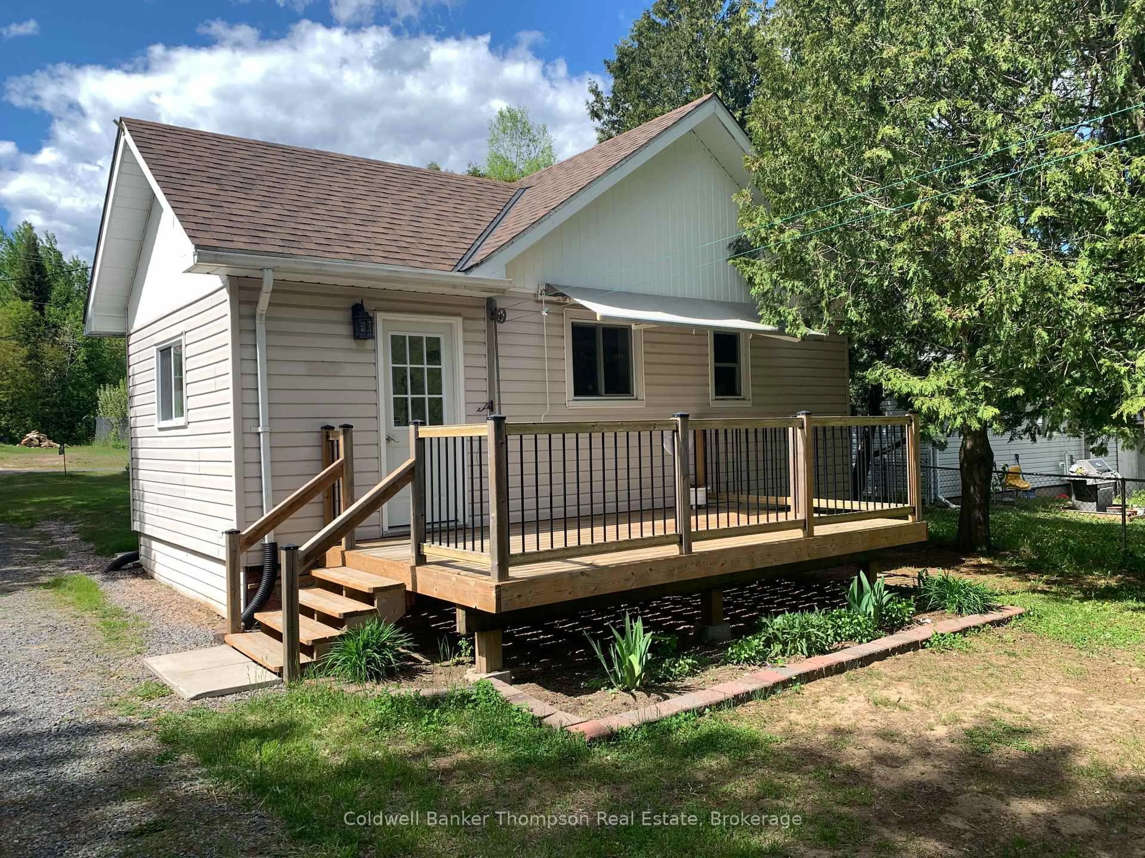 Home with vinyl exterior material, unknown for 71 Park St, Sundridge Ontario P0A 1Z0