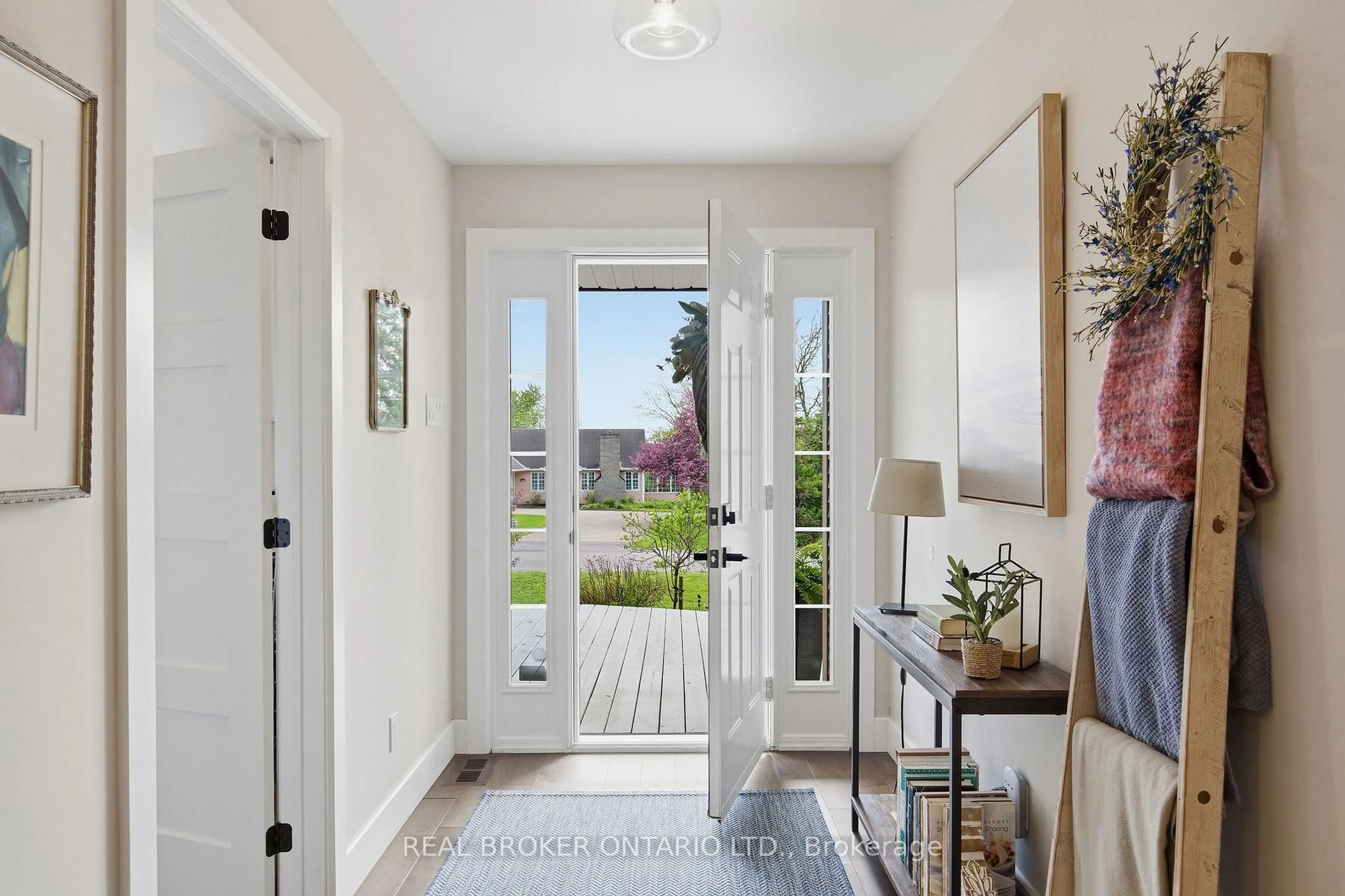 Indoor entryway for 1249 Barnwell Cres, Ottawa Ontario K4B 1K4