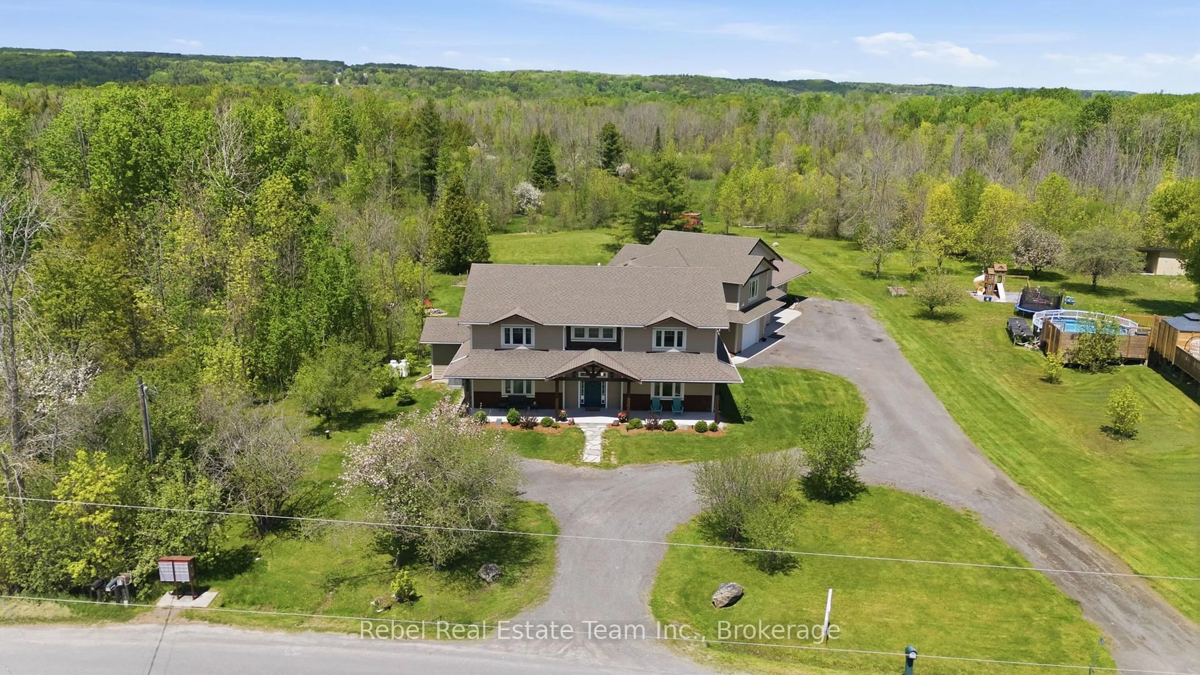 A pic from outside/outdoor area/front of a property/back of a property/a pic from drone, building for 190 Lakeshore Rd, Brighton Ontario K0K 1H0