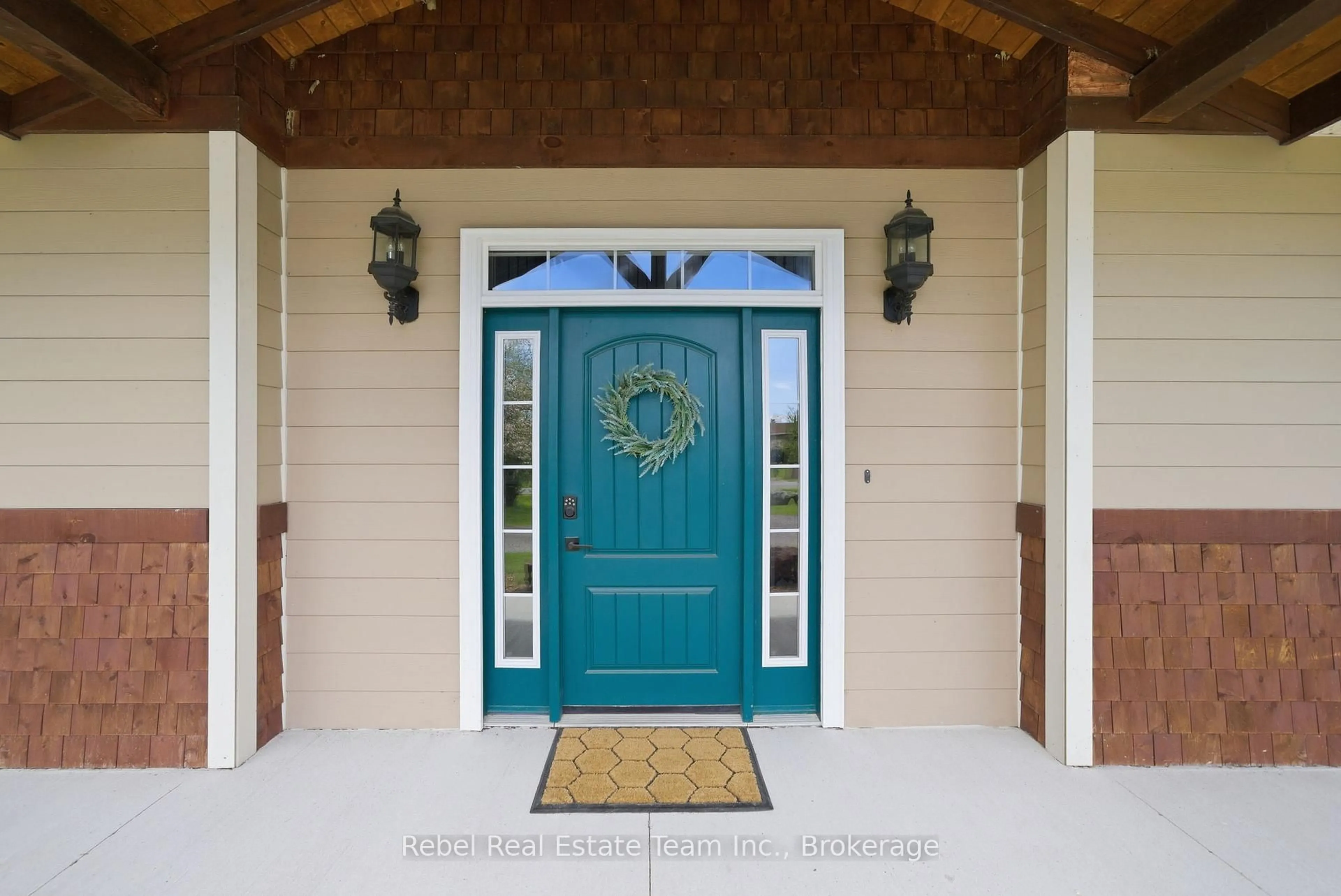 Indoor entryway for 190 Lakeshore Rd, Brighton Ontario K0K 1H0