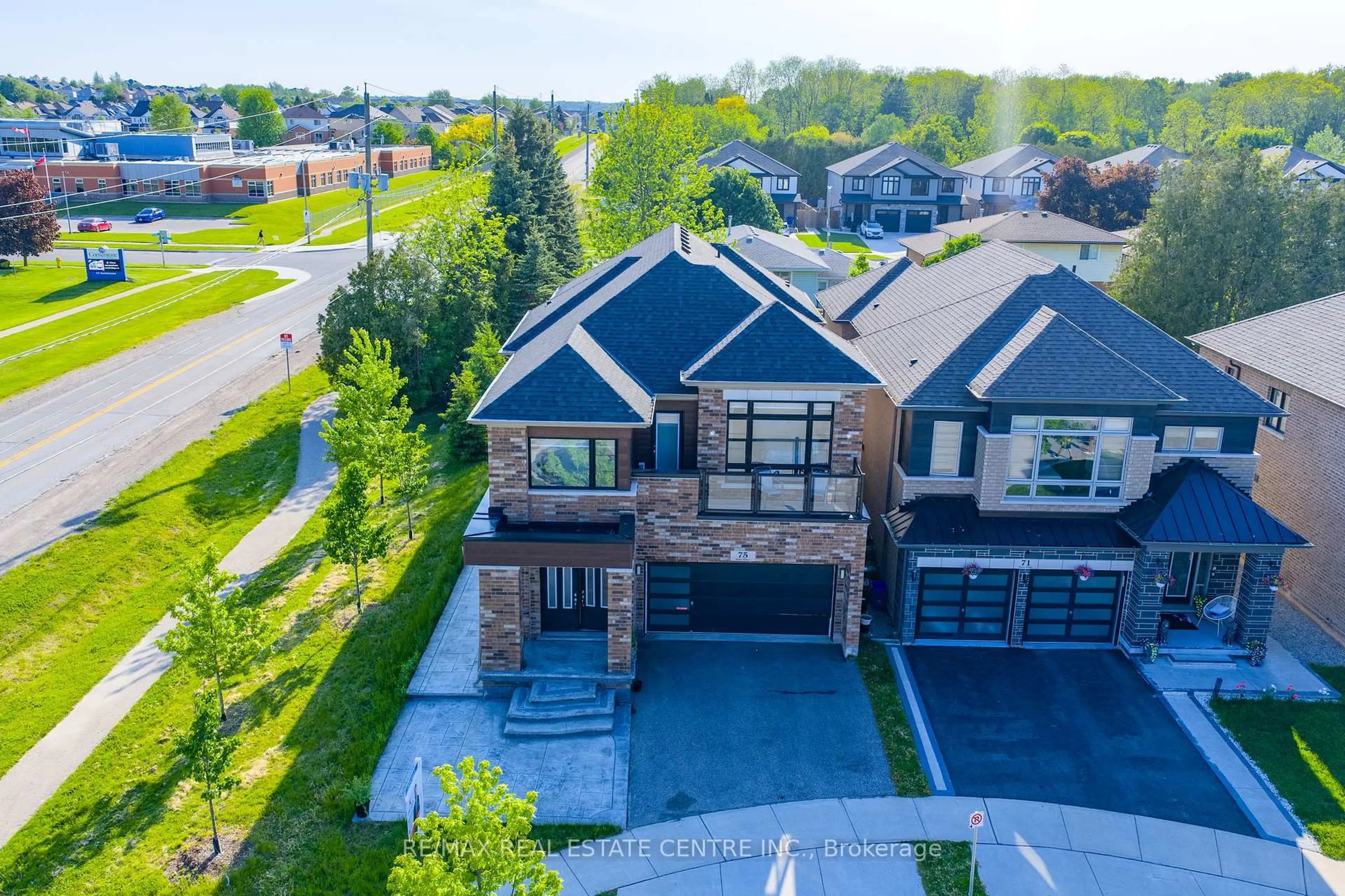 A pic from outside/outdoor area/front of a property/back of a property/a pic from drone, street for 75 Slater St, Cambridge Ontario N1R 0C4