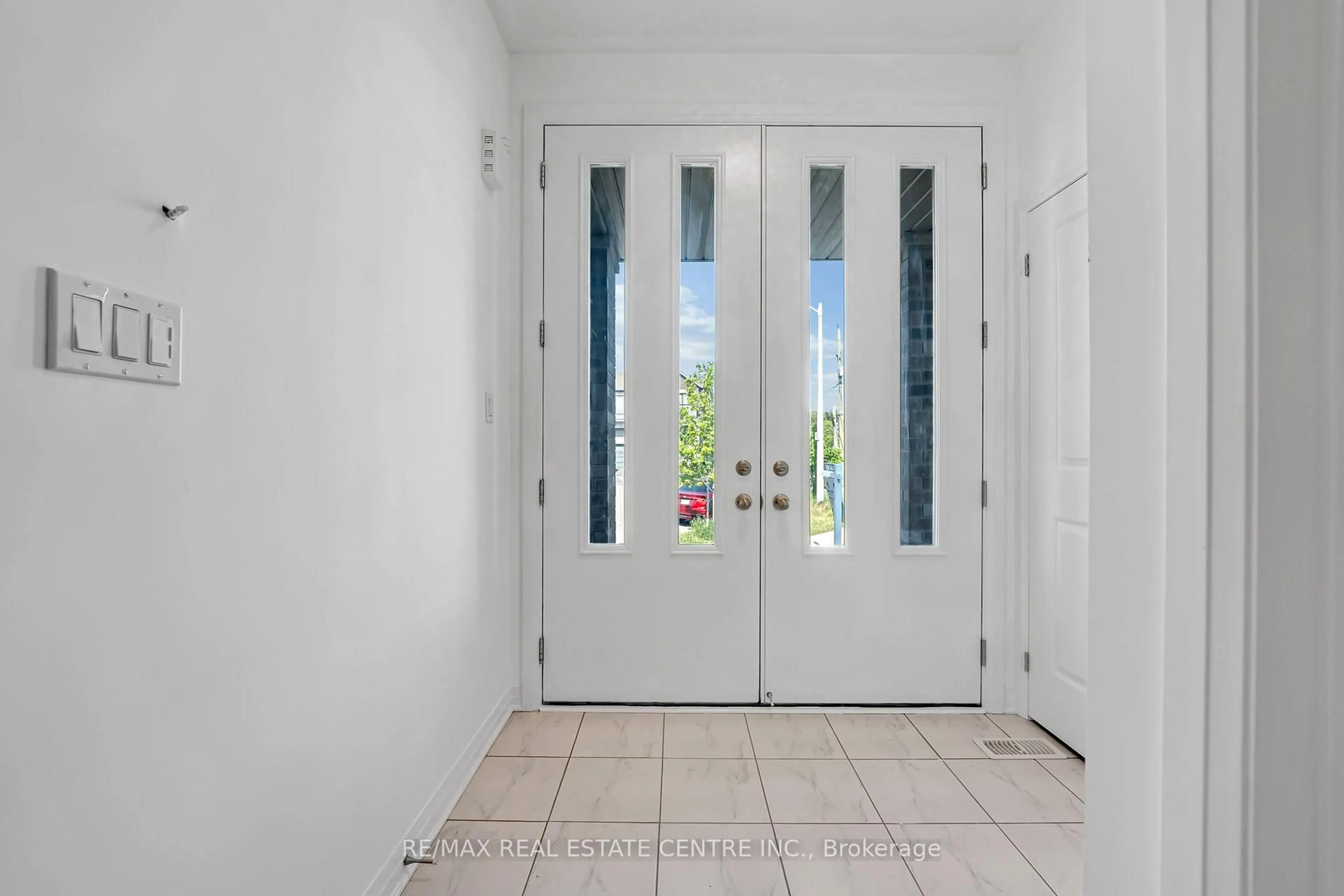 Indoor entryway for 75 Slater St, Cambridge Ontario N1R 0C4