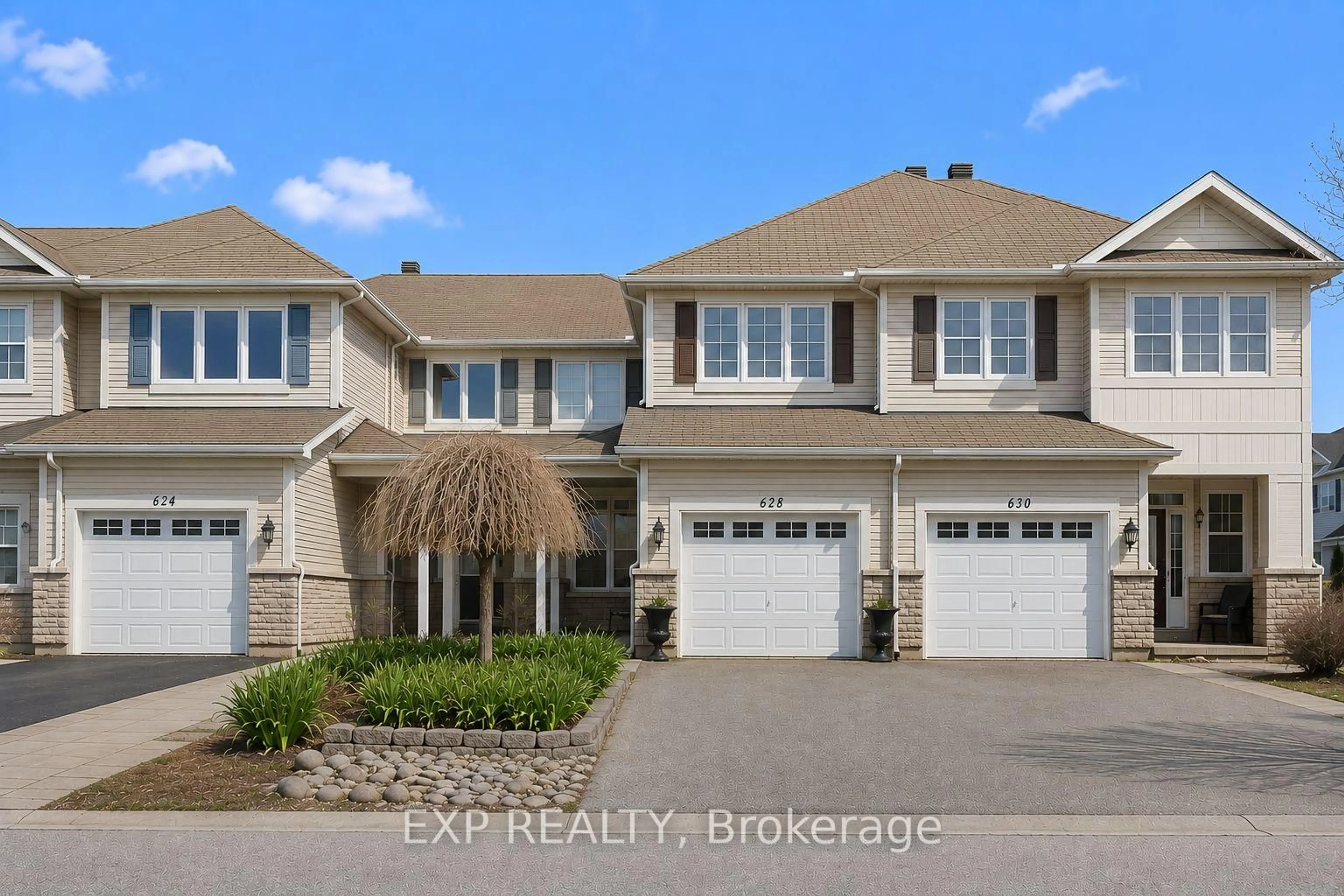 A pic from outside/outdoor area/front of a property/back of a property/a pic from drone, street for 628 Pepperville Cres, Ottawa Ontario K2M 0E8