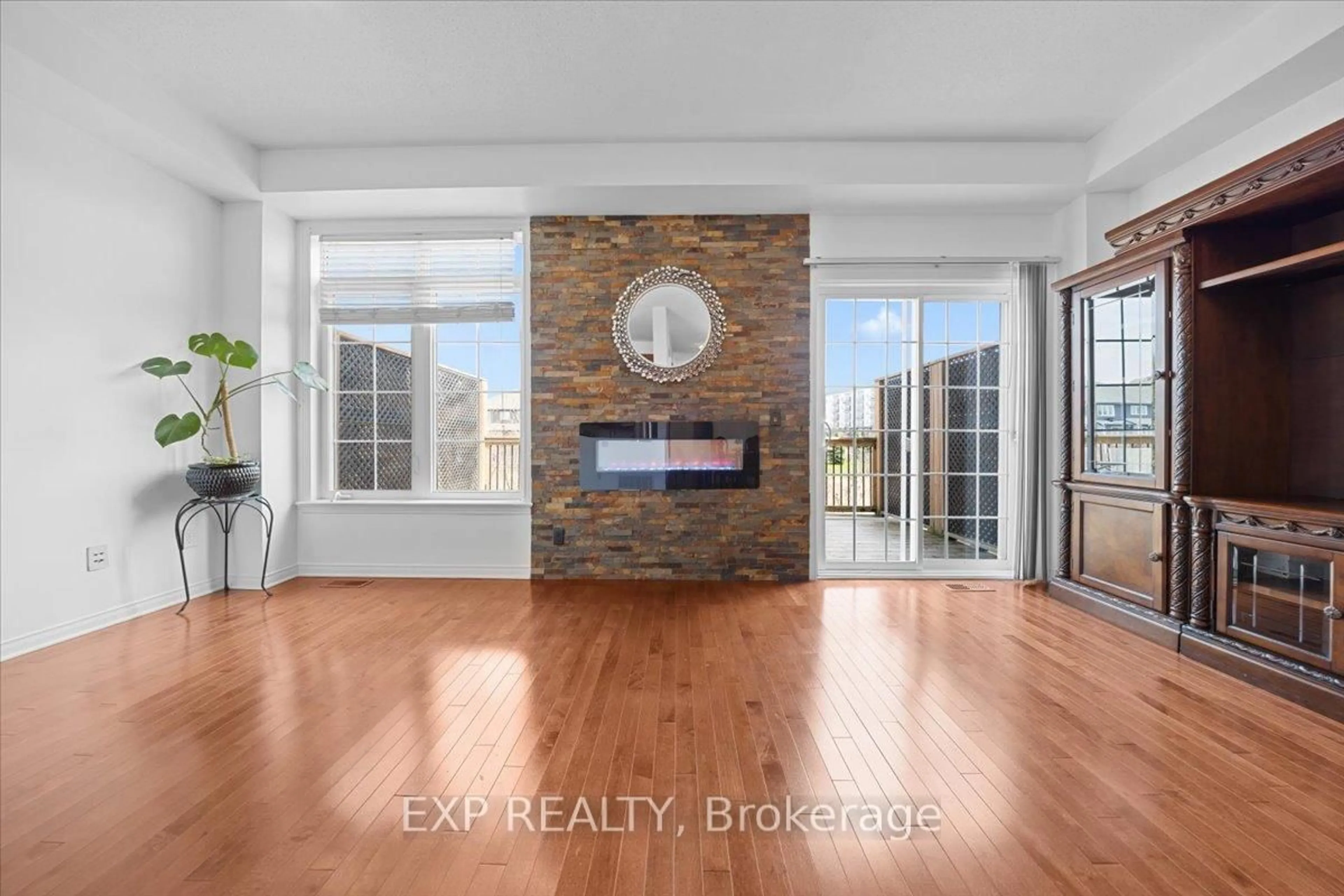Indoor entryway for 628 Pepperville Cres, Ottawa Ontario K2M 0E8
