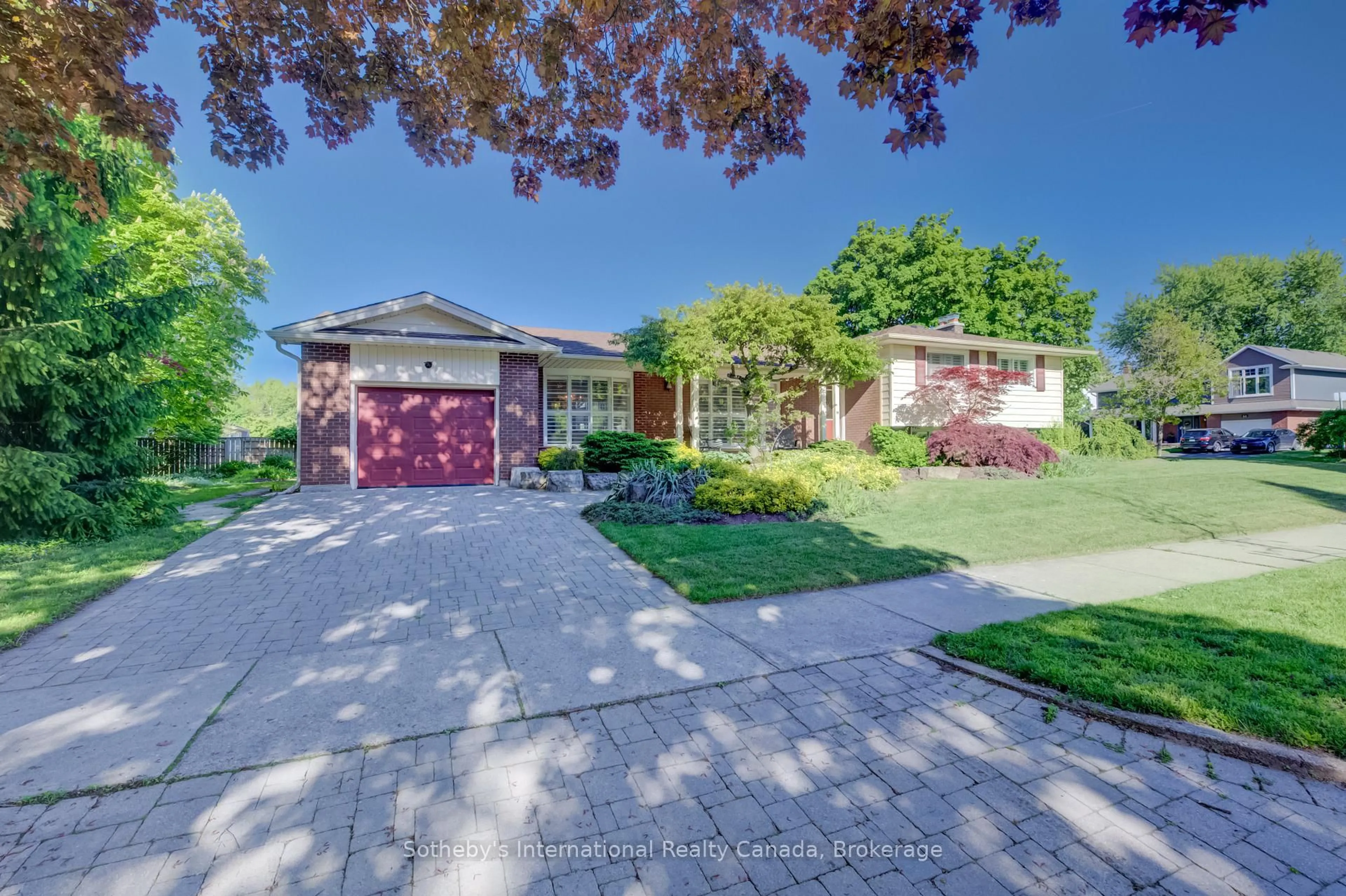 A pic from outside/outdoor area/front of a property/back of a property/a pic from drone, street for 14 Viewmont Clse, Kitchener Ontario N2A 1K1
