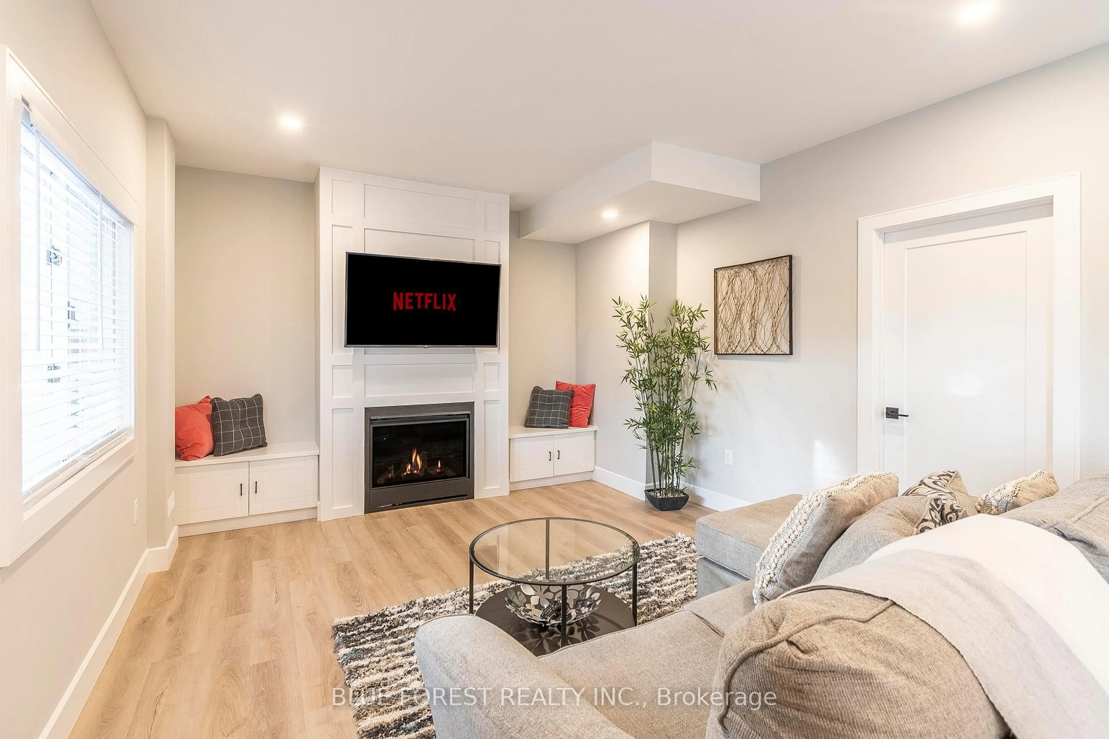 Living room with furniture, unknown for 674 Grand View Ave, London South Ontario N6K 3G6