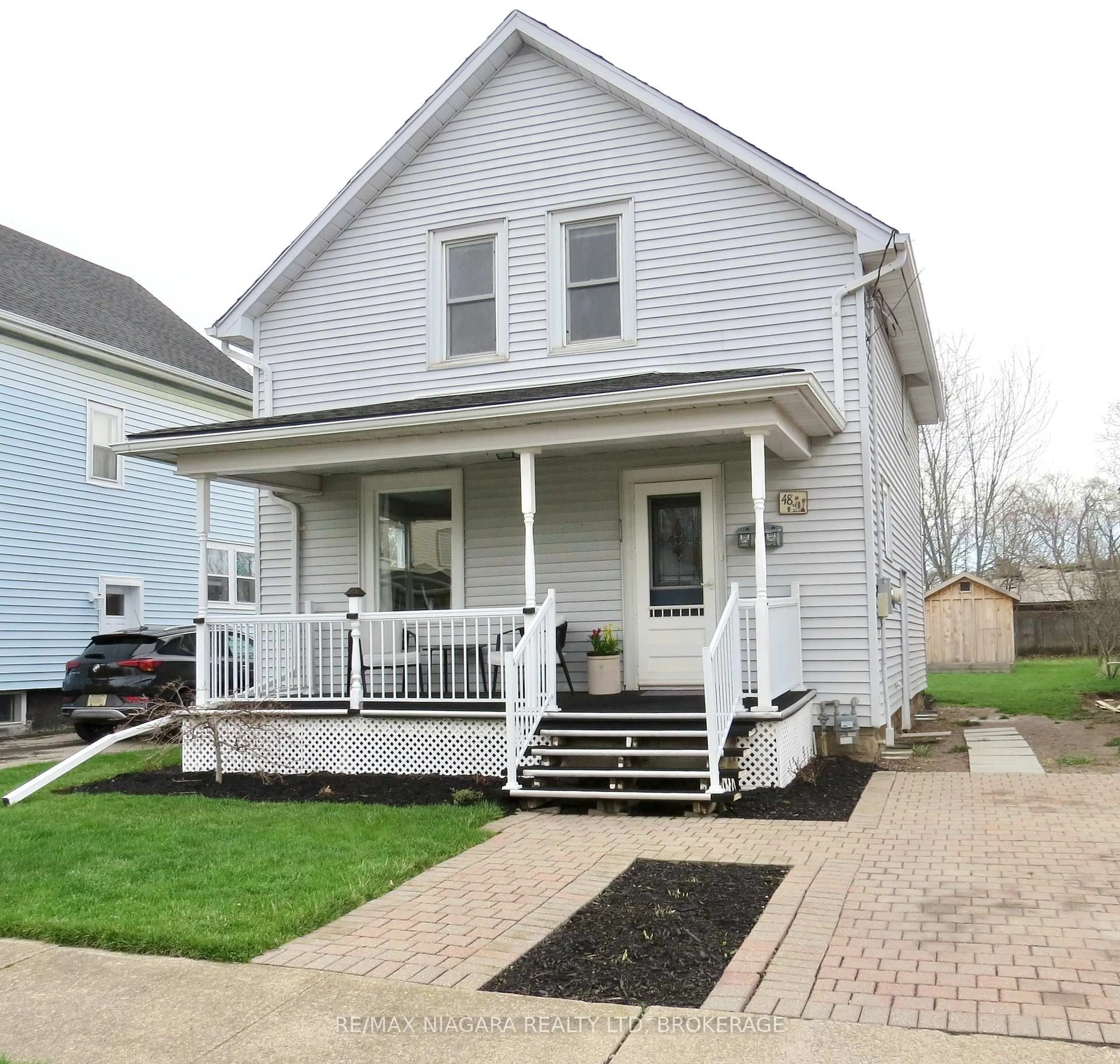 Home with vinyl exterior material, street for 48 Wilton Ave, Welland Ontario L3C 1Z9