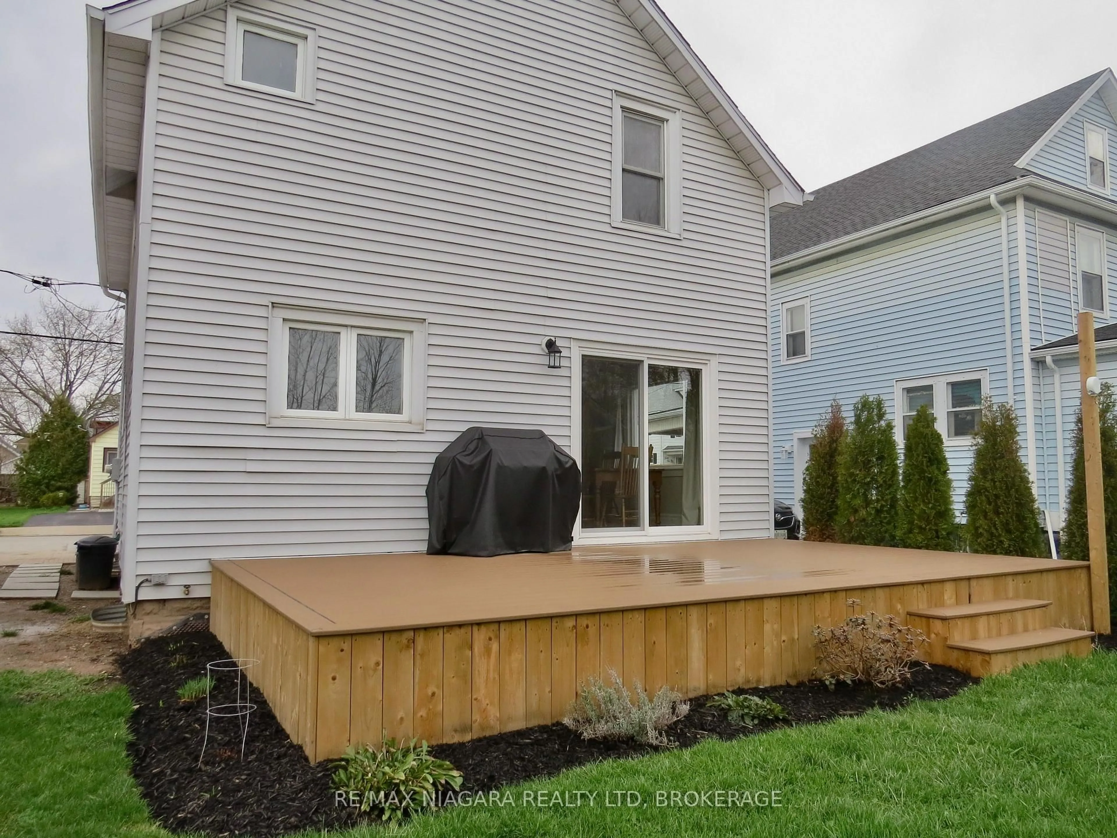 Patio, street for 48 Wilton Ave, Welland Ontario L3C 1Z9