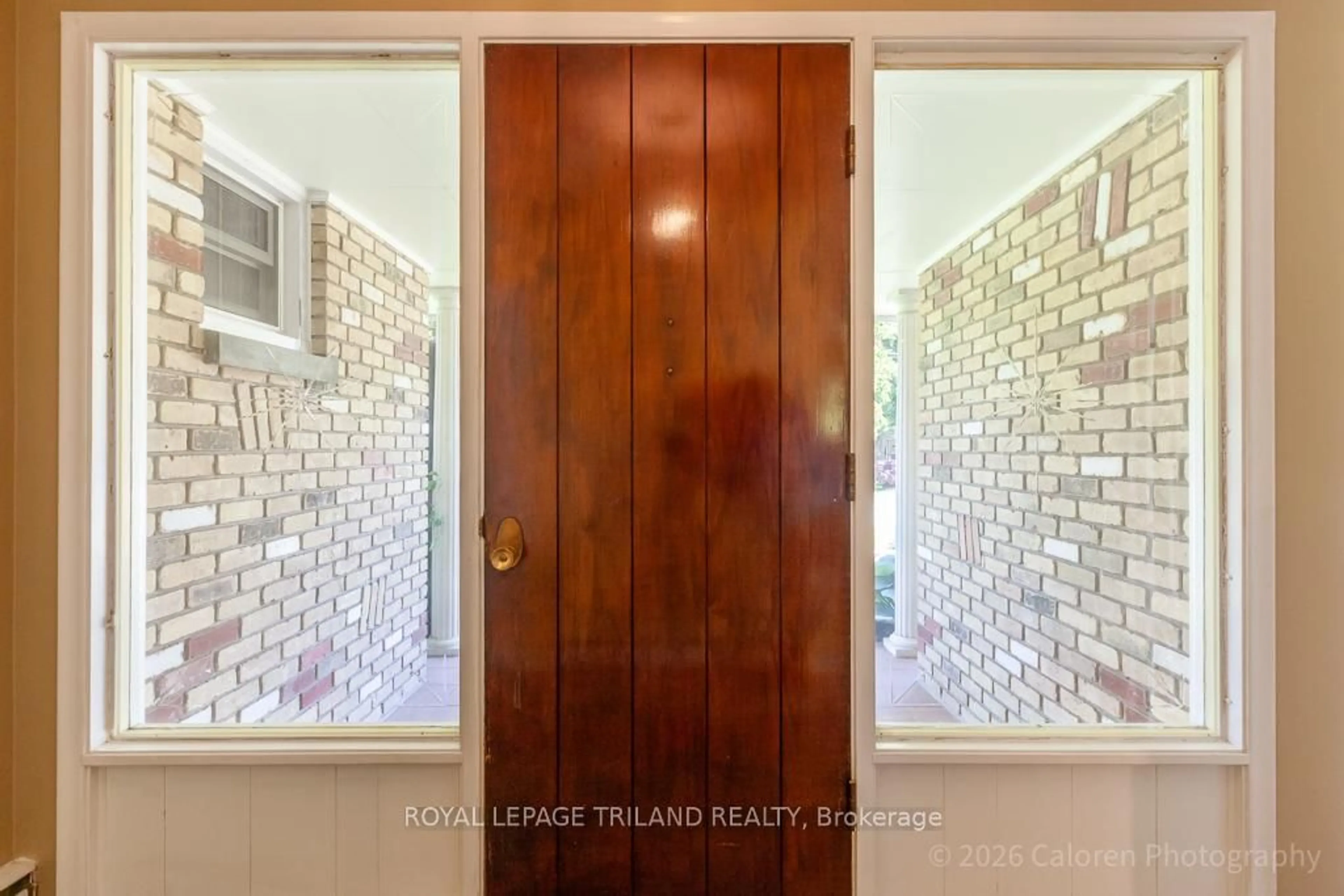Indoor entryway for 37 Dennis Ave, London South Ontario N6P 1B8