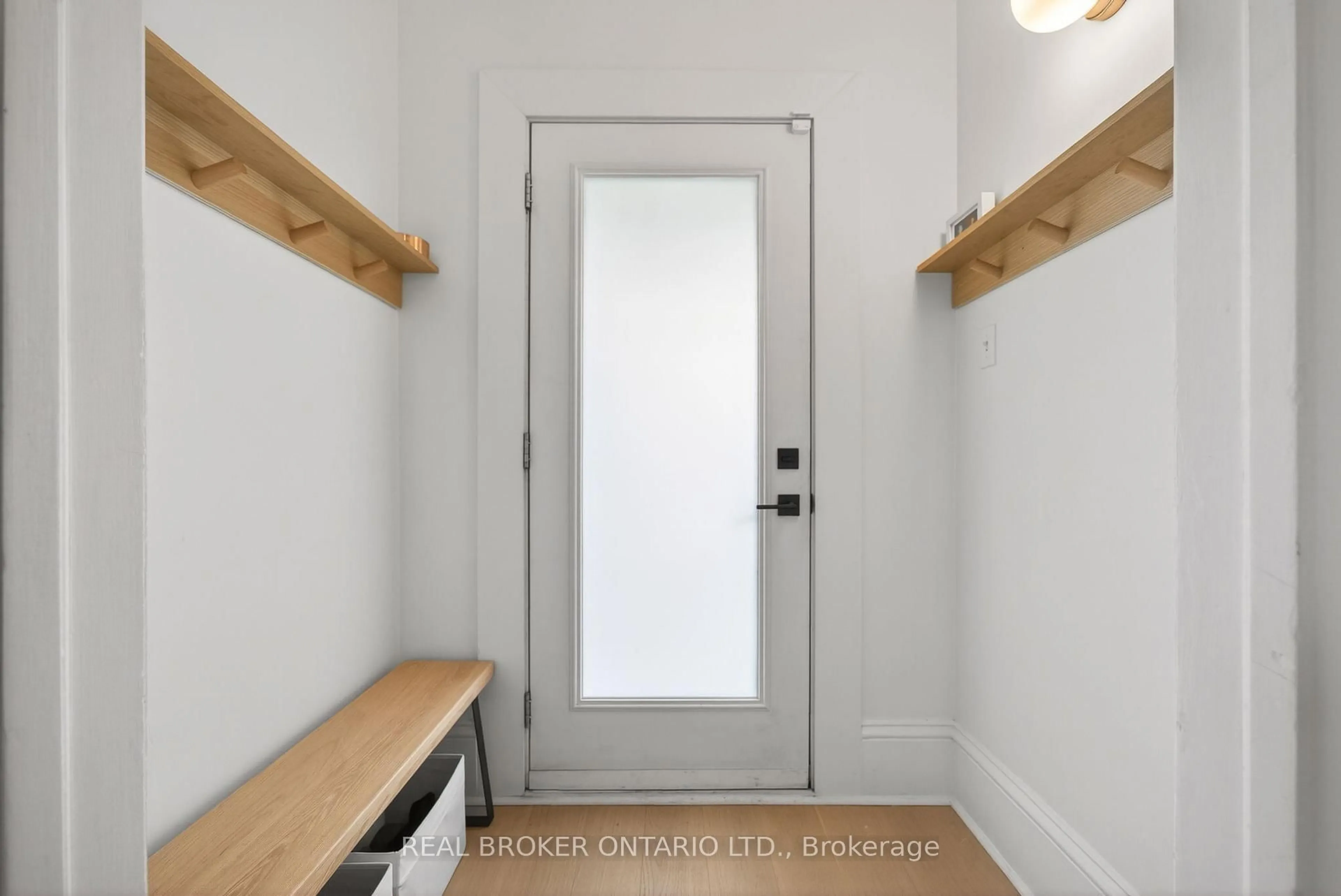Indoor entryway for 552 Churchill Ave, Ottawa Ontario K1Z 5E5