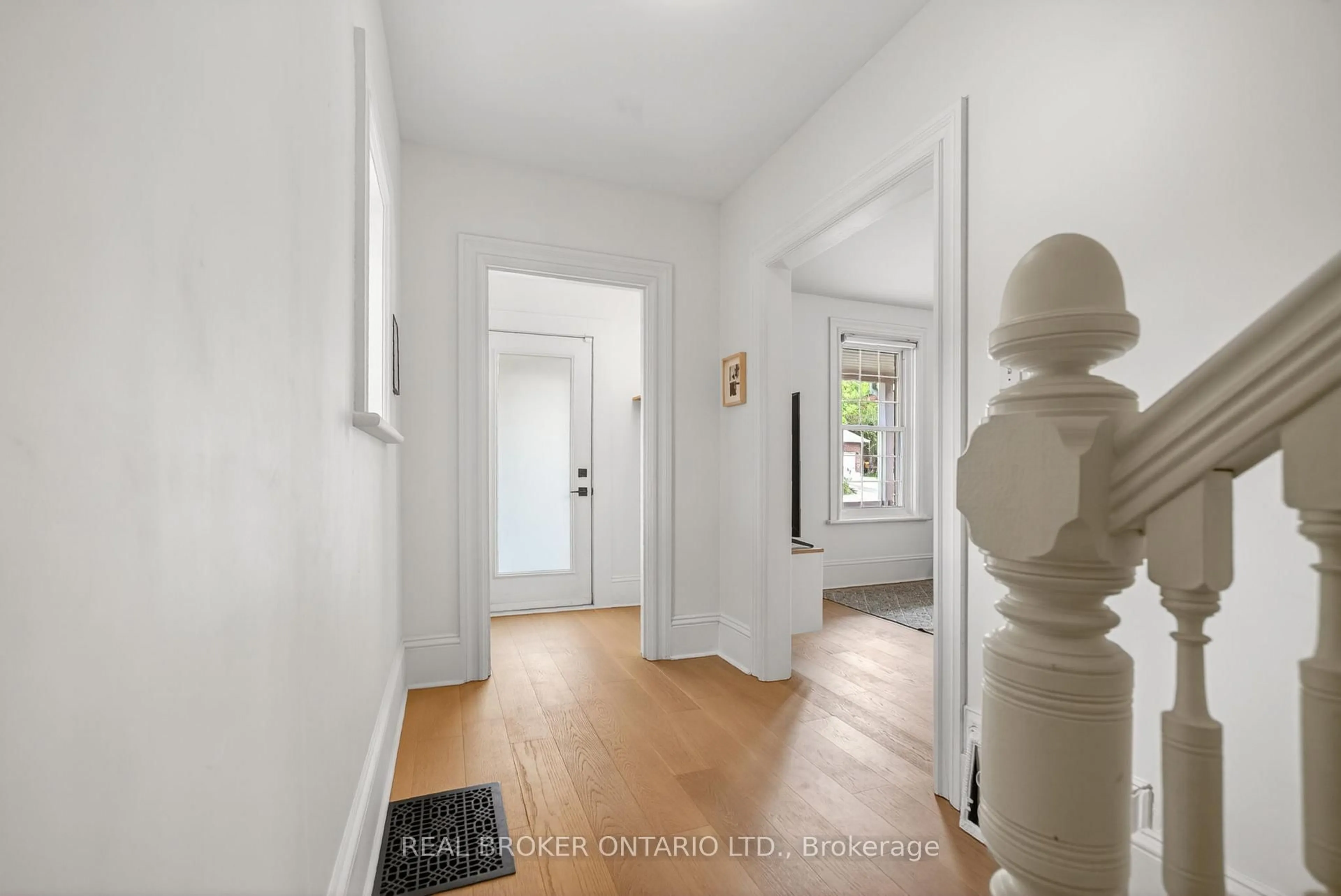 Indoor entryway for 552 Churchill Ave, Ottawa Ontario K1Z 5E5