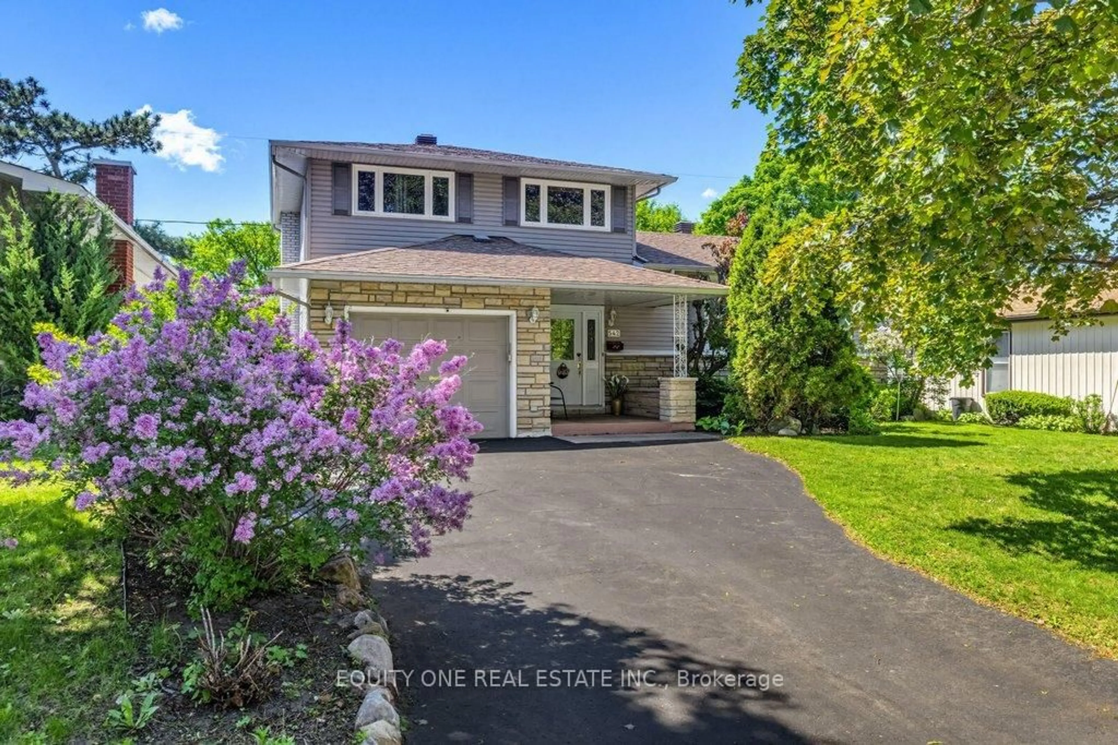 A pic from outside/outdoor area/front of a property/back of a property/a pic from drone, street for 542 Sirois Ave, Ottawa Ontario K1K 1H4