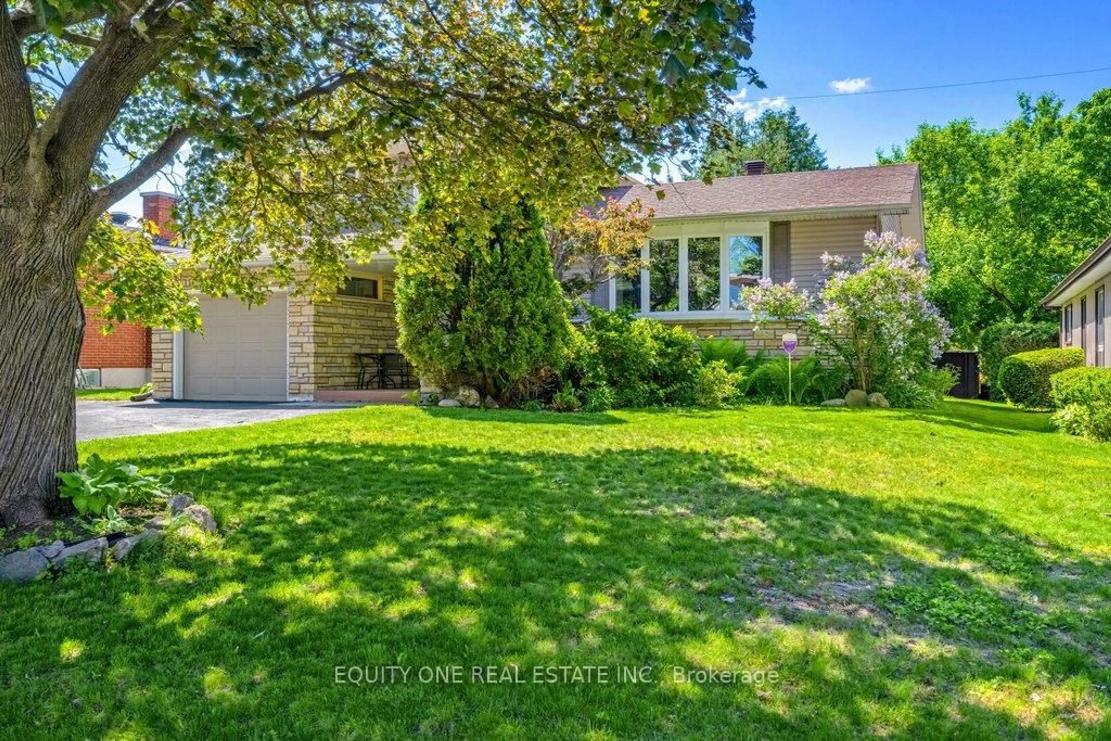 A pic from outside/outdoor area/front of a property/back of a property/a pic from drone, street for 542 Sirois Ave, Ottawa Ontario K1K 1H4