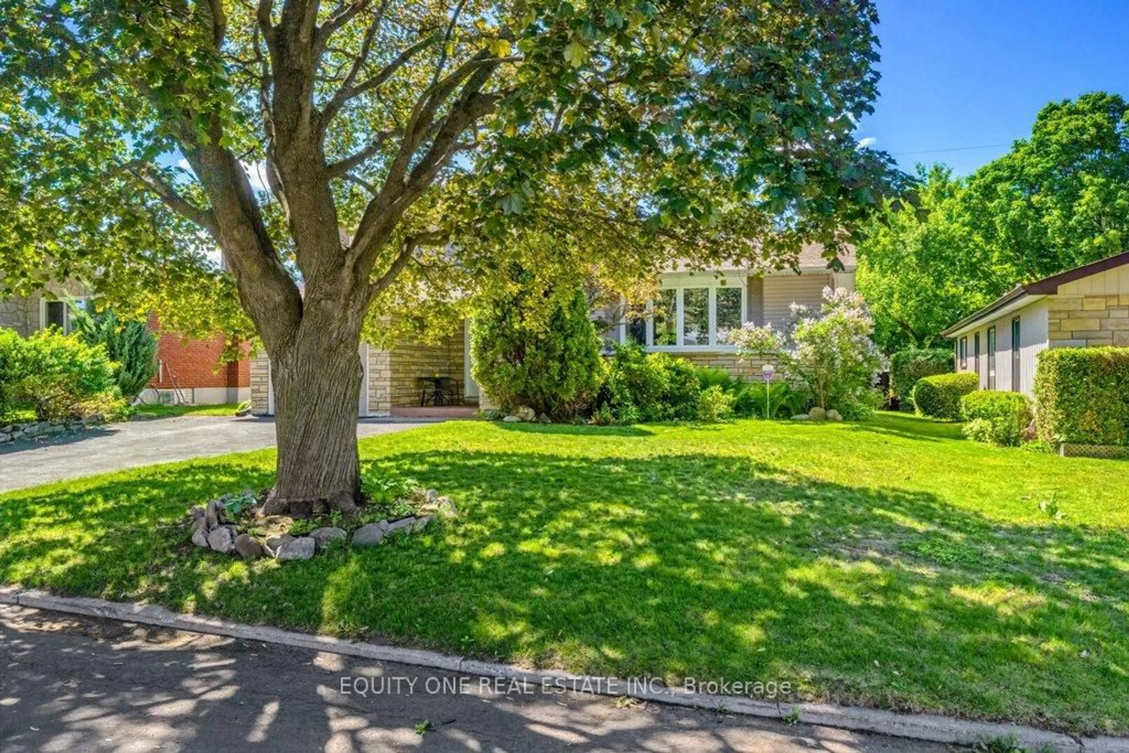 A pic from outside/outdoor area/front of a property/back of a property/a pic from drone, street for 542 Sirois Ave, Ottawa Ontario K1K 1H4