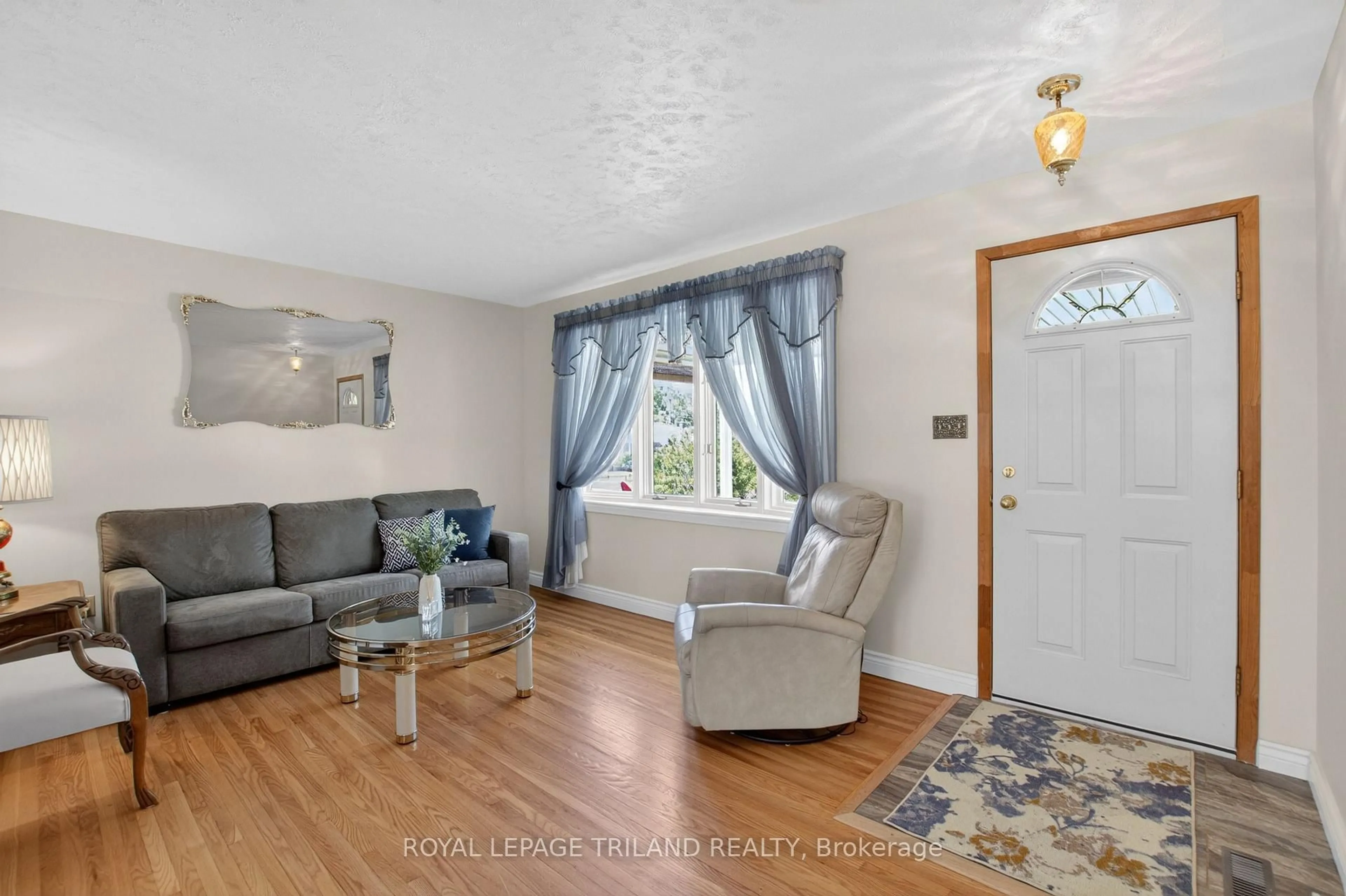 Living room with furniture, unknown for 7 THOMPSON Ave, St. Thomas Ontario N5R 1G1
