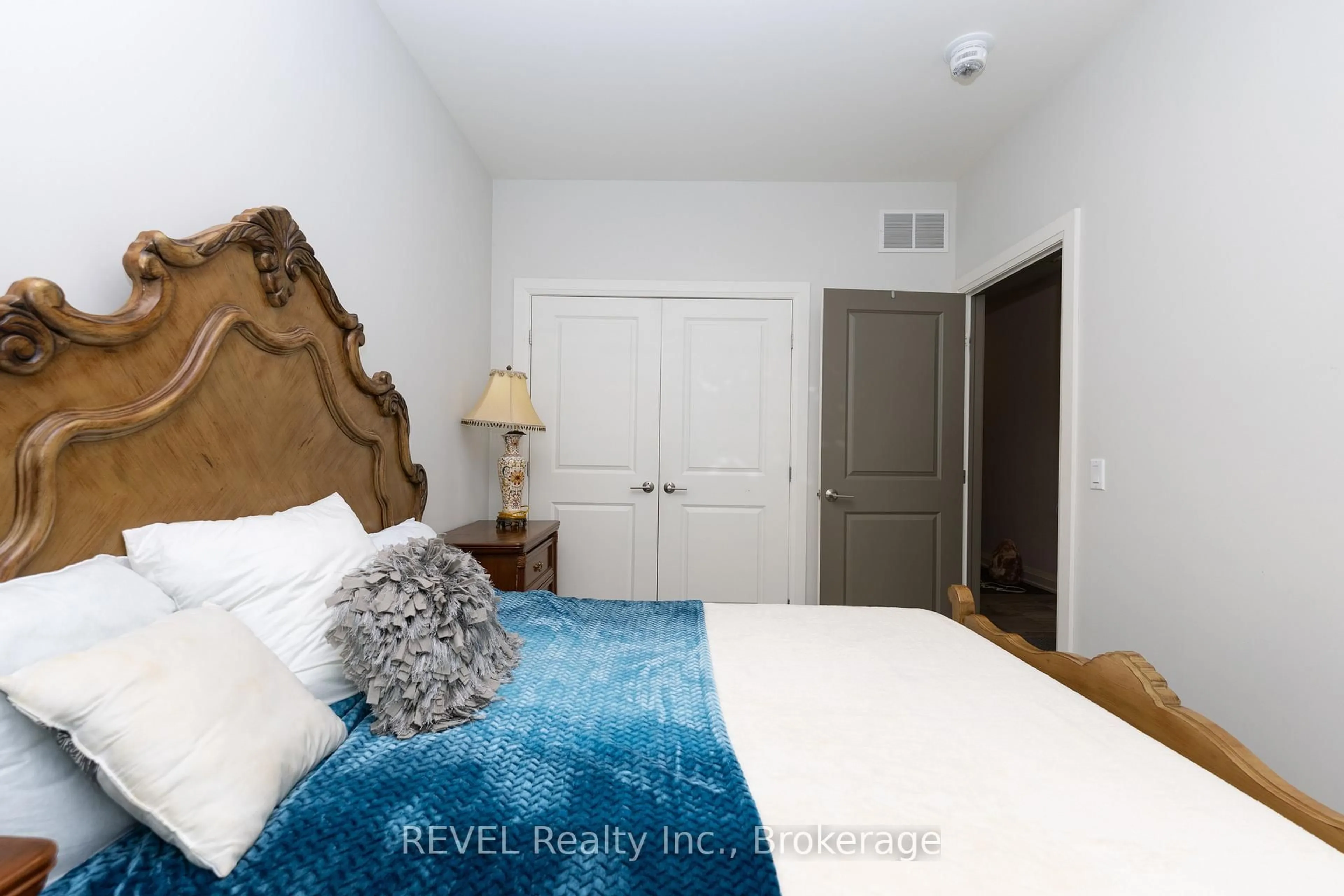 A pic of a room for 5622 Ironwood St #12, Niagara Falls Ontario L2H 0M5