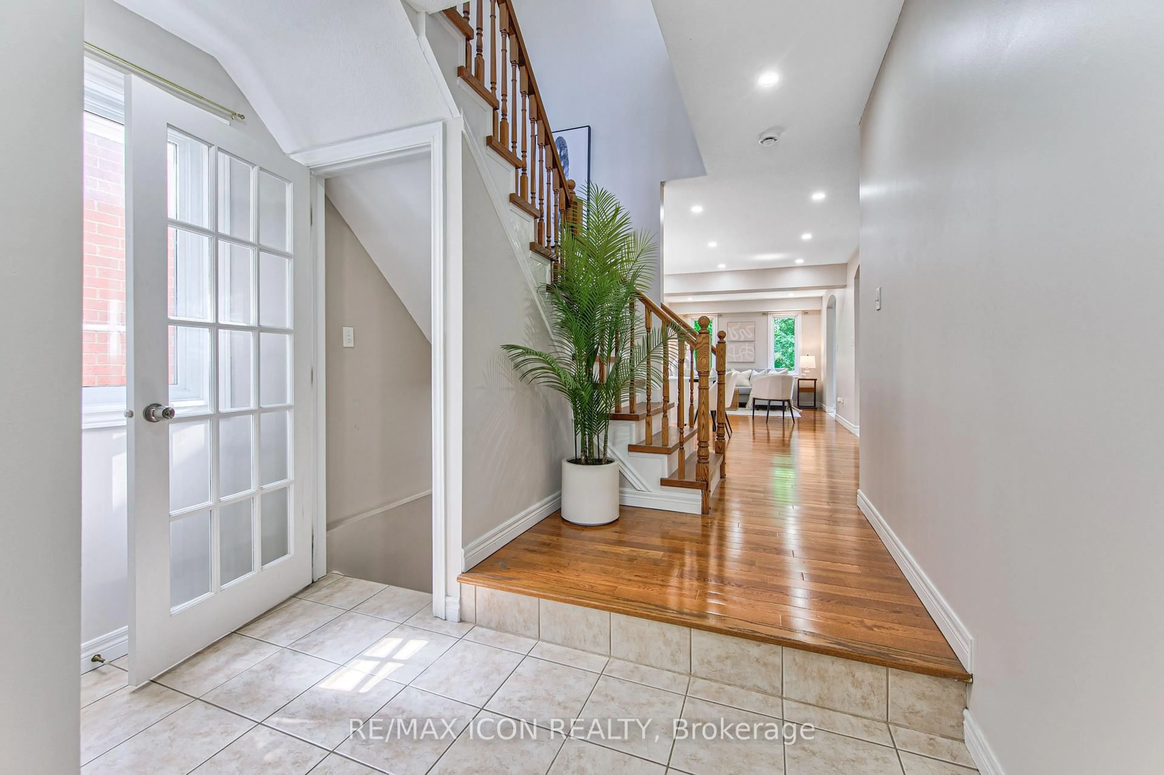 Indoor entryway for 223 Buttercup Crt, Waterloo Ontario N2V 2W8