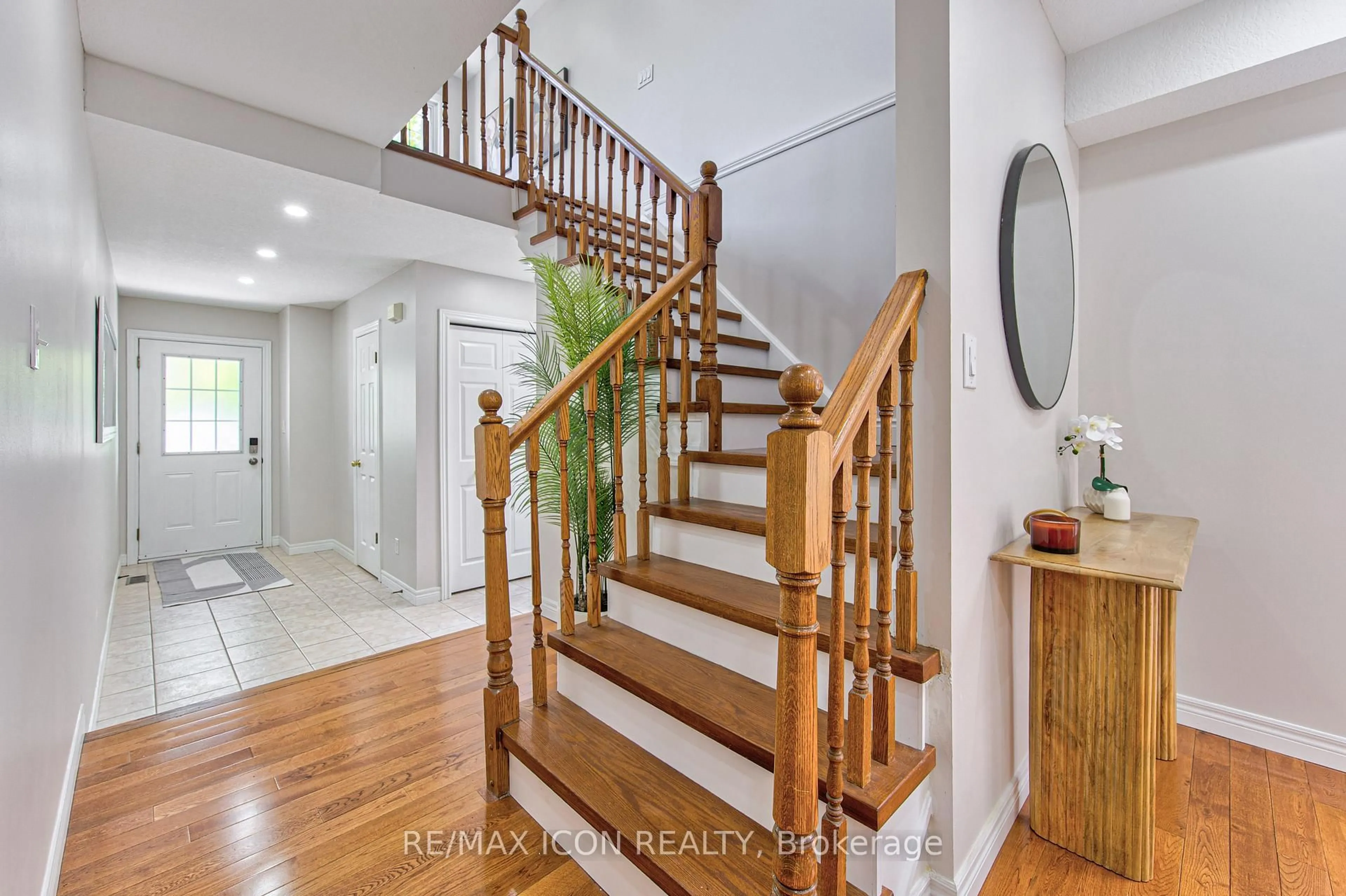 Indoor entryway for 223 Buttercup Crt, Waterloo Ontario N2V 2W8