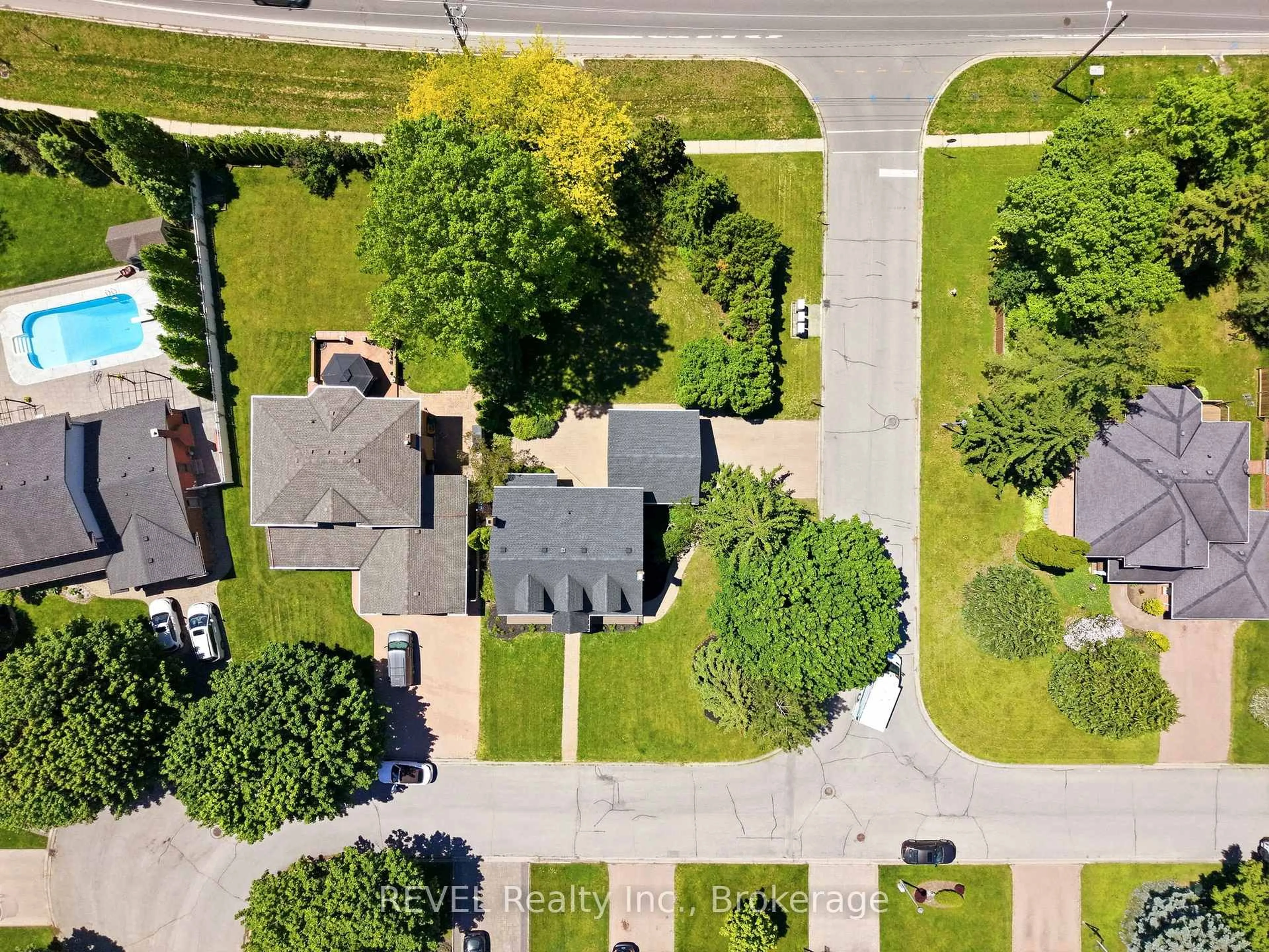 A pic from outside/outdoor area/front of a property/back of a property/a pic from drone, street for 15 Macintosh Cres, St. Catharines Ontario L2N 7M1