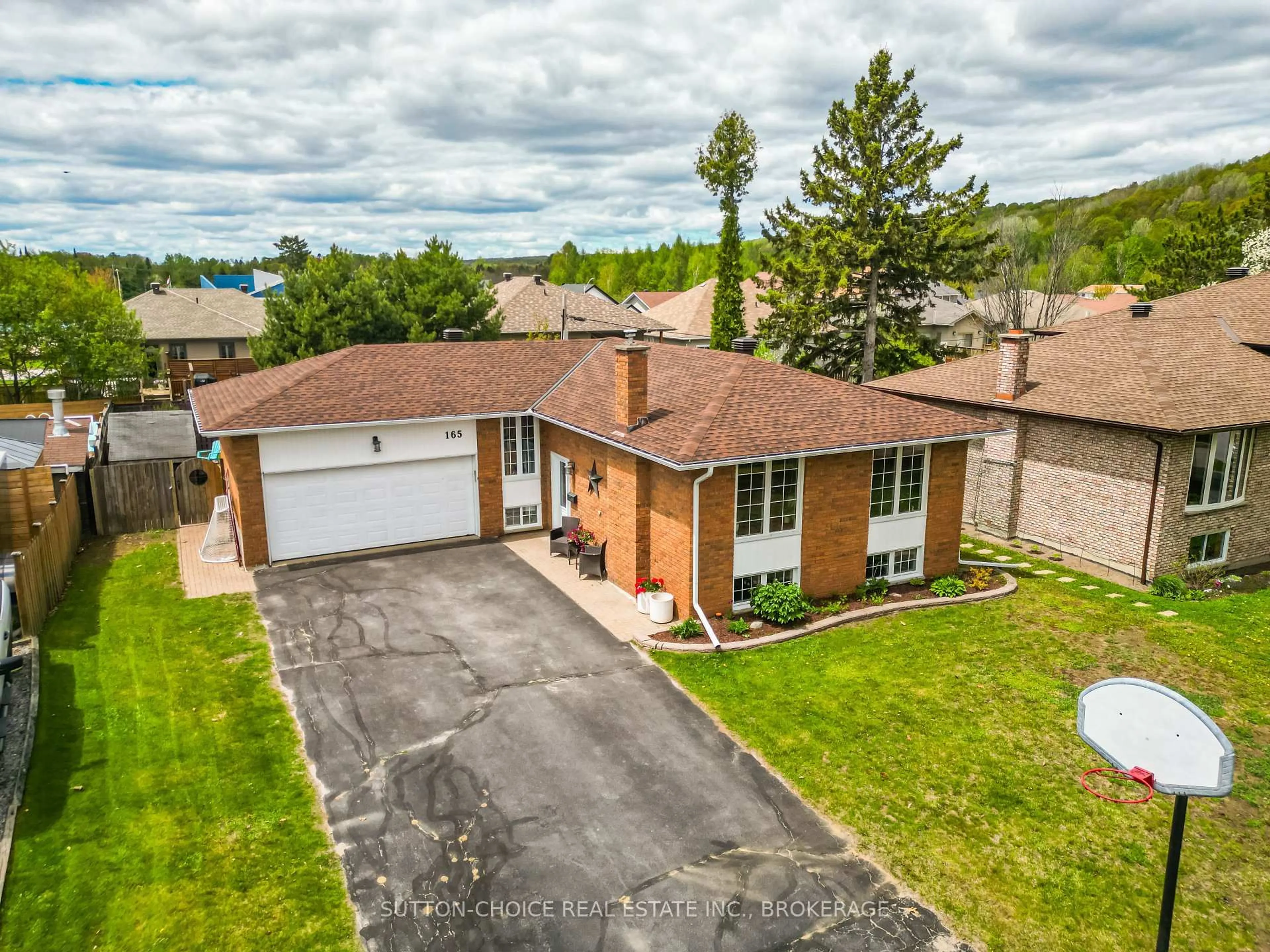 A pic from outside/outdoor area/front of a property/back of a property/a pic from drone, street for 165 Macbeth Cres, North Bay Ontario P1B 7X7
