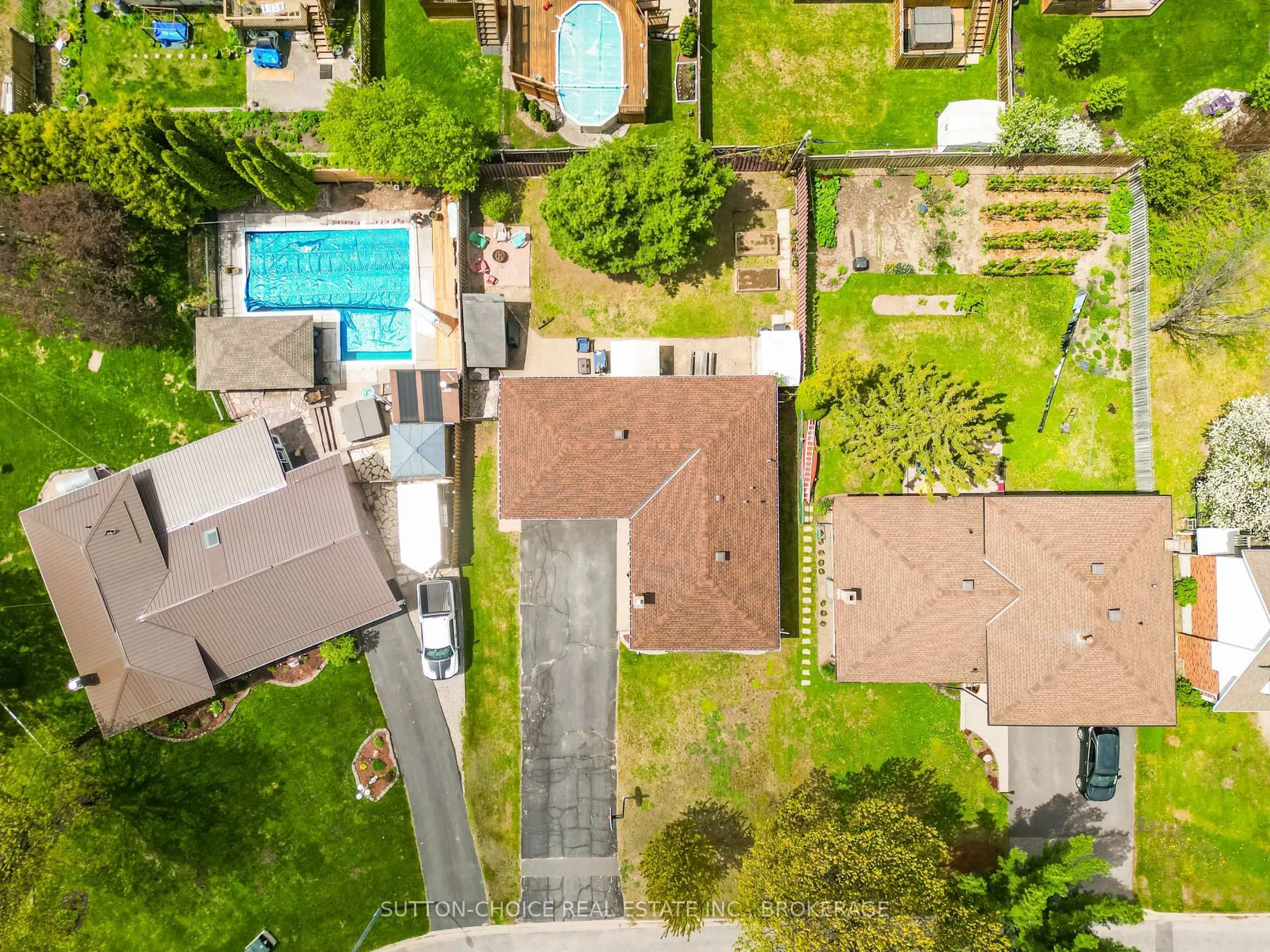 A pic from outside/outdoor area/front of a property/back of a property/a pic from drone, street for 165 Macbeth Cres, North Bay Ontario P1B 7X7