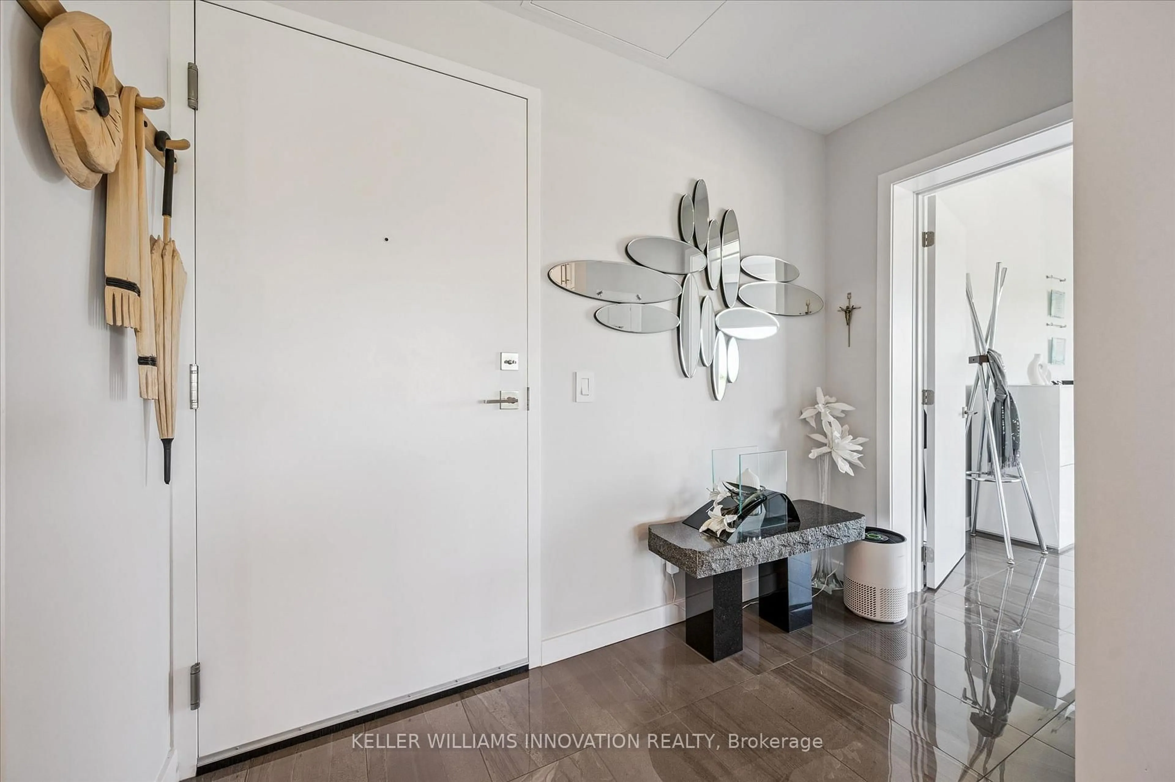 Indoor entryway for 690 King St #623, Kitchener Ontario N2H 5L8