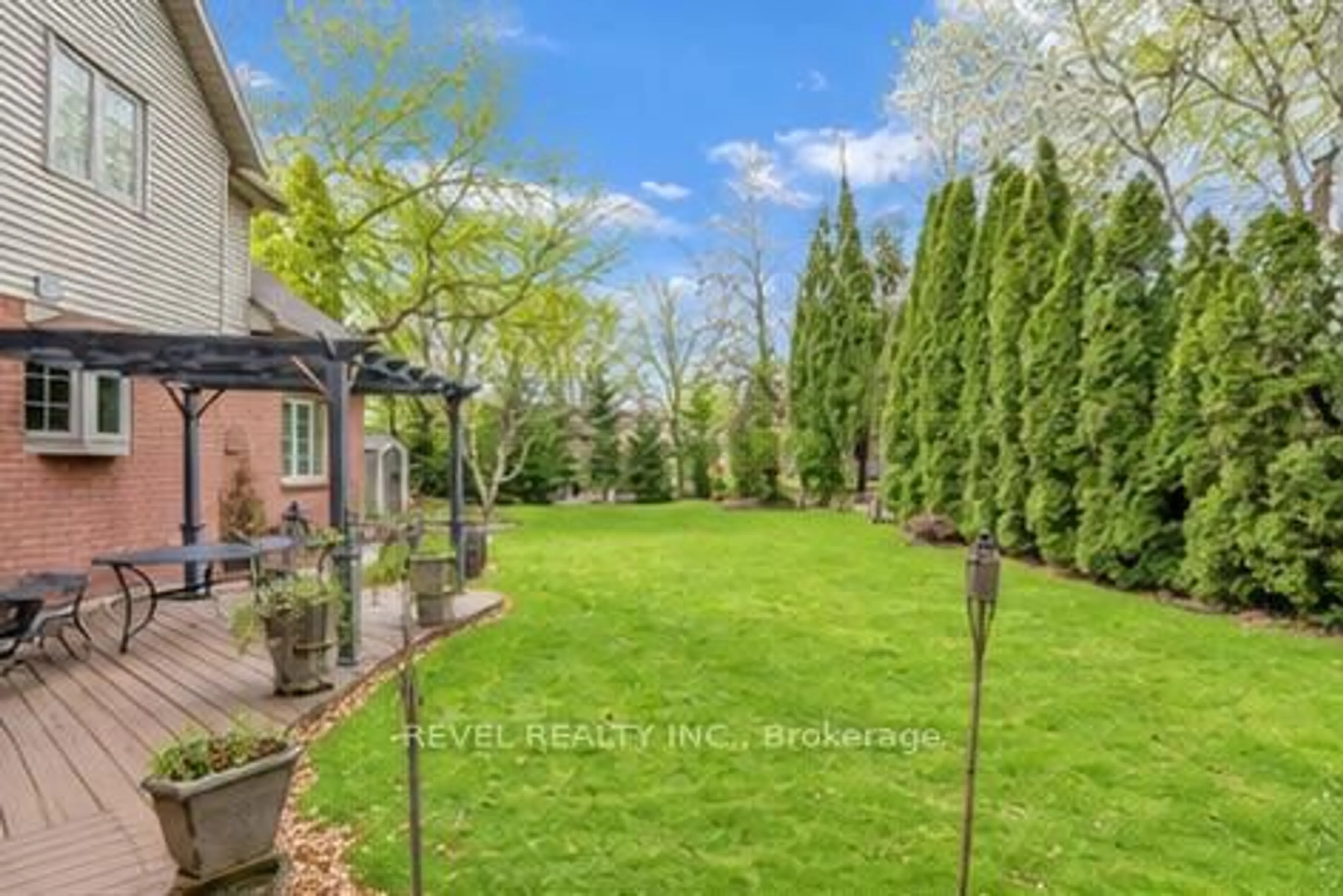 A pic from outside/outdoor area/front of a property/back of a property/a pic from drone, unknown for 11 Cramar Cres, Chatham-Kent Ontario N7M 6G3