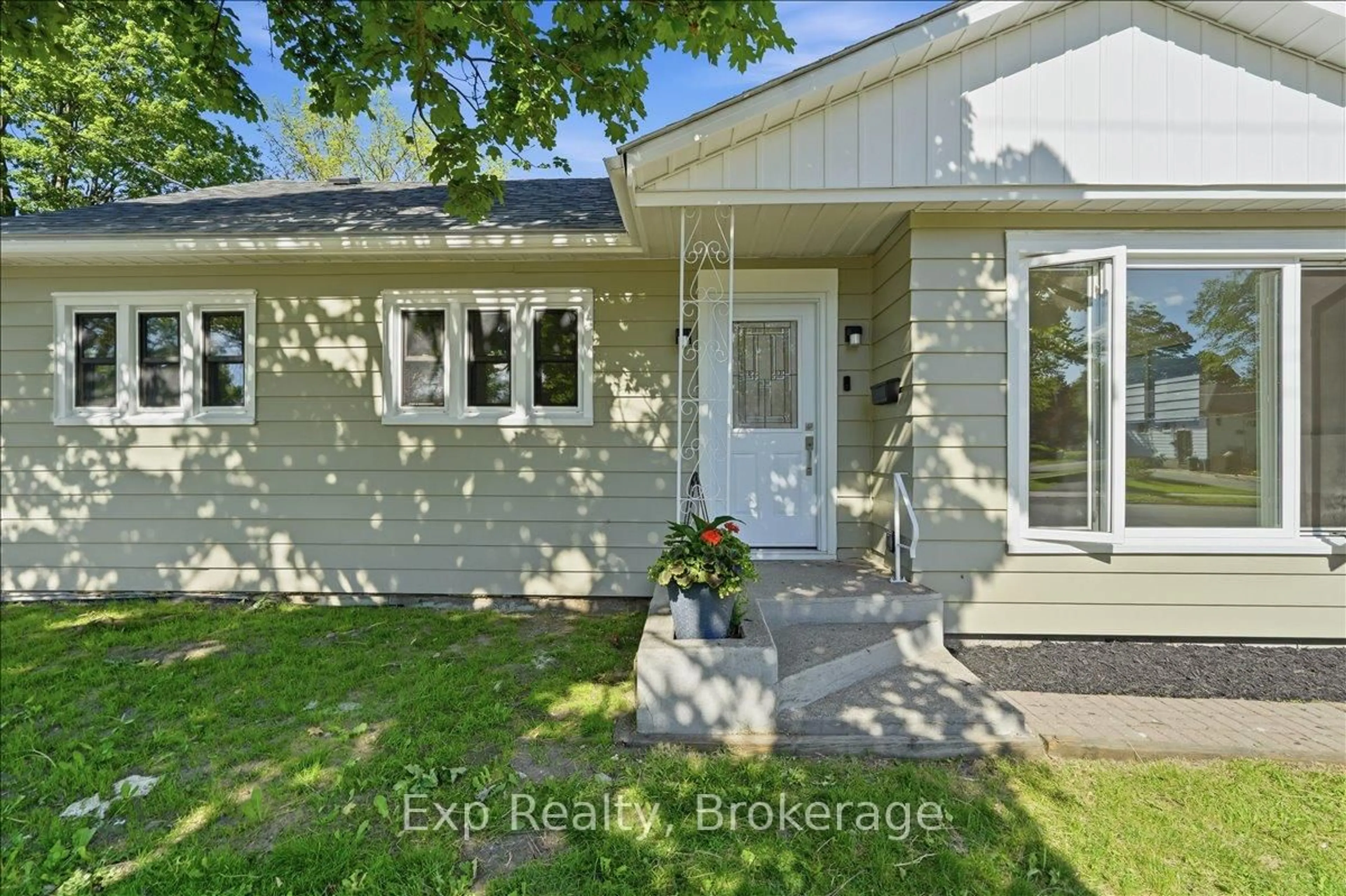 Indoor entryway for 110 Hastings Dr, Belleville Ontario K8N 1J5